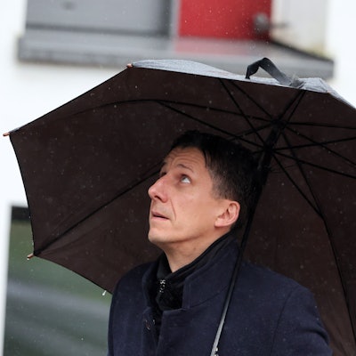 Banger Blick nach Lausanne: Der Kölner Sport-Geschäftsführer Christian Keller.