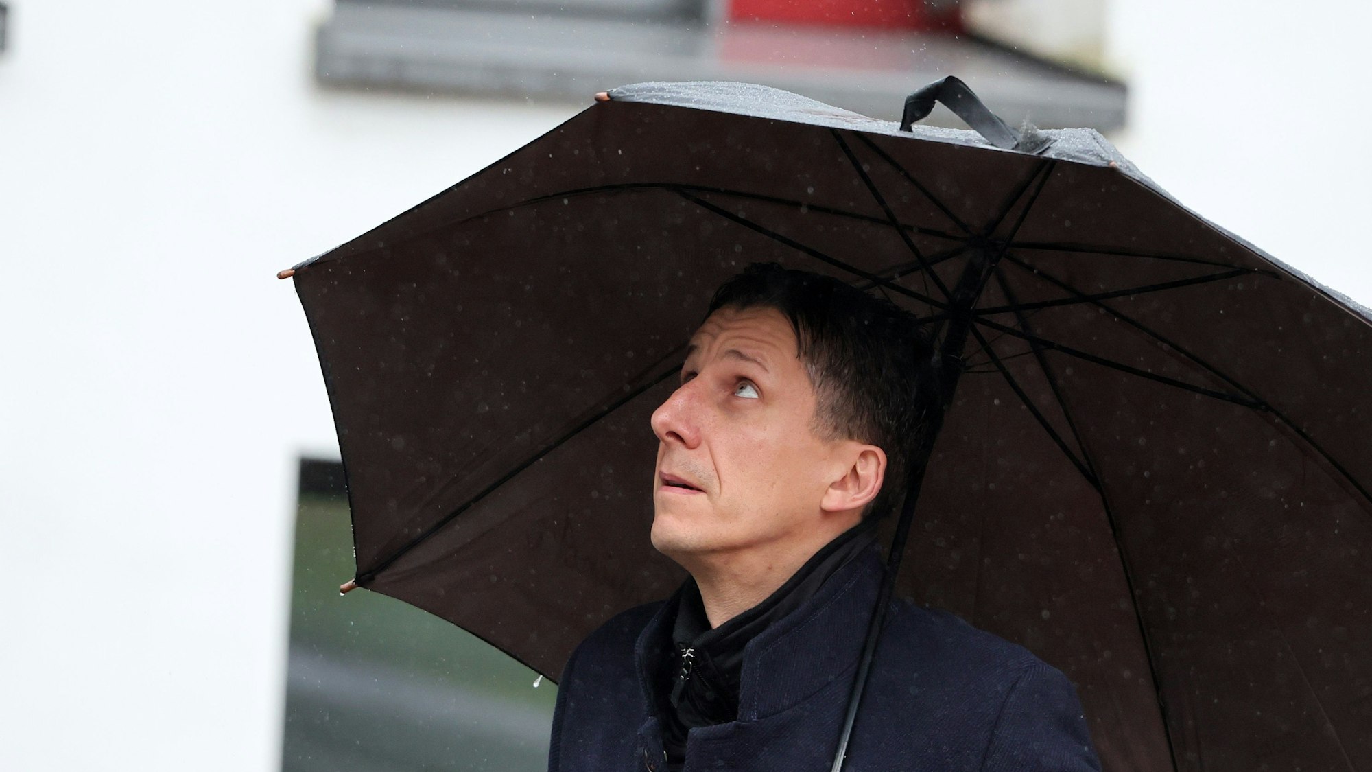 Banger Blick nach Lausanne: Der Kölner Sport-Geschäftsführer Christian Keller.