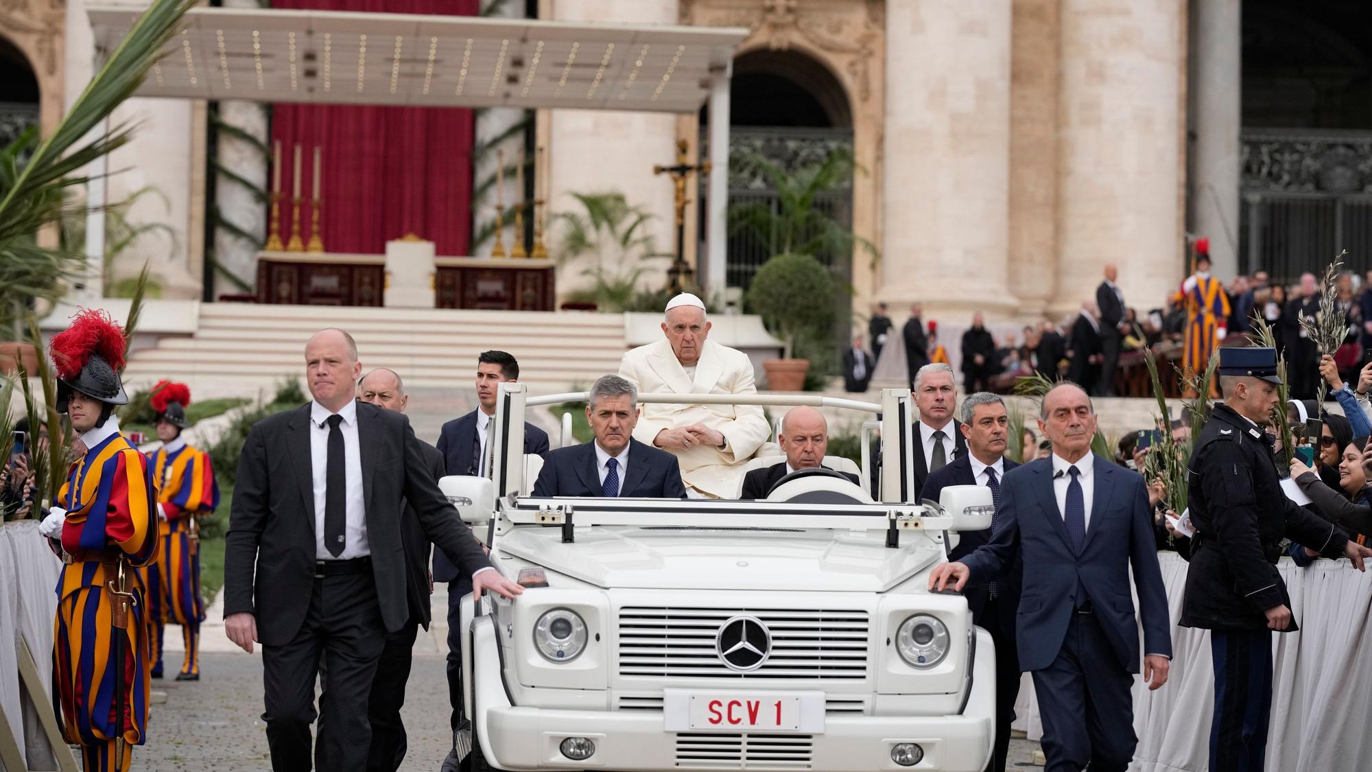02.04.2023, Vatikan, Vatikanstadt: Papst Franziskus kommt zur Feier der Palmsonntagsmesse auf dem Petersplatz an, einen Tag nachdem er aus dem Krankenhaus in Rom entlassen wurde, wo er wegen einer Bronchitis behandelt wurde. Der Palmsonntag ist der sechste und letzte Sonntag der christlichen Fastenzeit und der Beginn der Karwoche. Foto: Andrew Medichini/AP +++ dpa-Bildfunk +++
