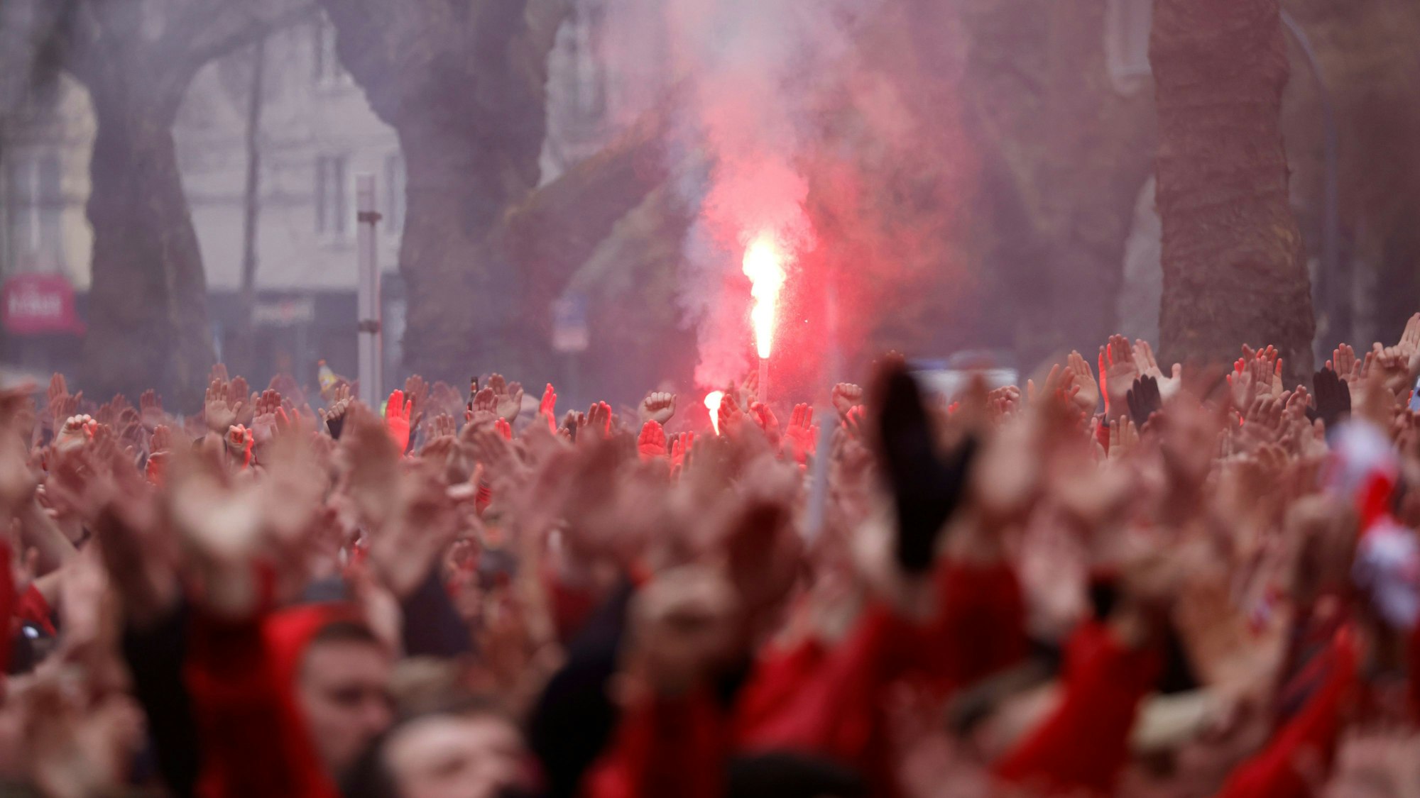 Mehrere Hundert Fans des 1. FC Köln ziehen vor dem Revierderby begleitet von Einsatzkräften der Polizei in einem Fanmarsch zum Stadion.