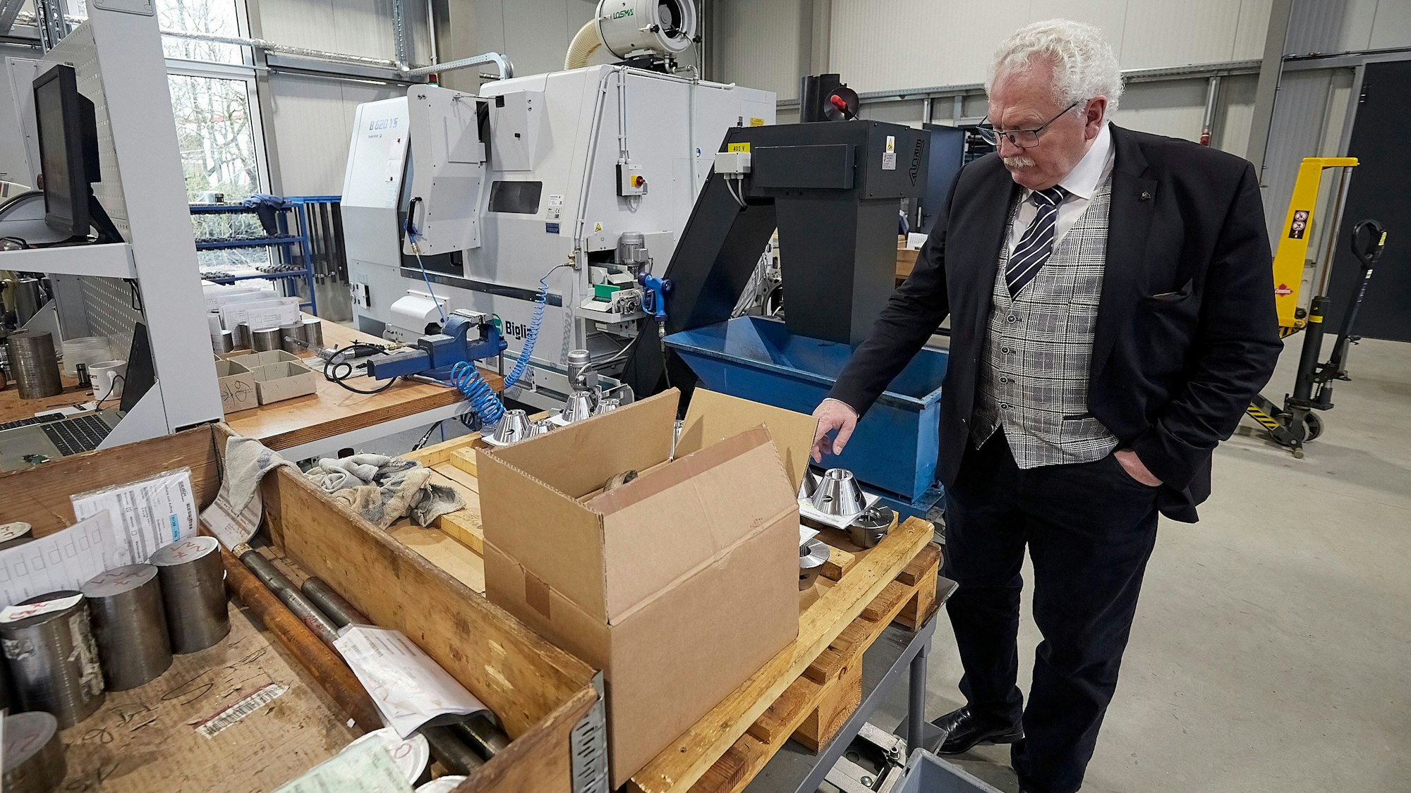 Geschäftsführer Klaus Daniels mit fertig produzierten Werkstücken.