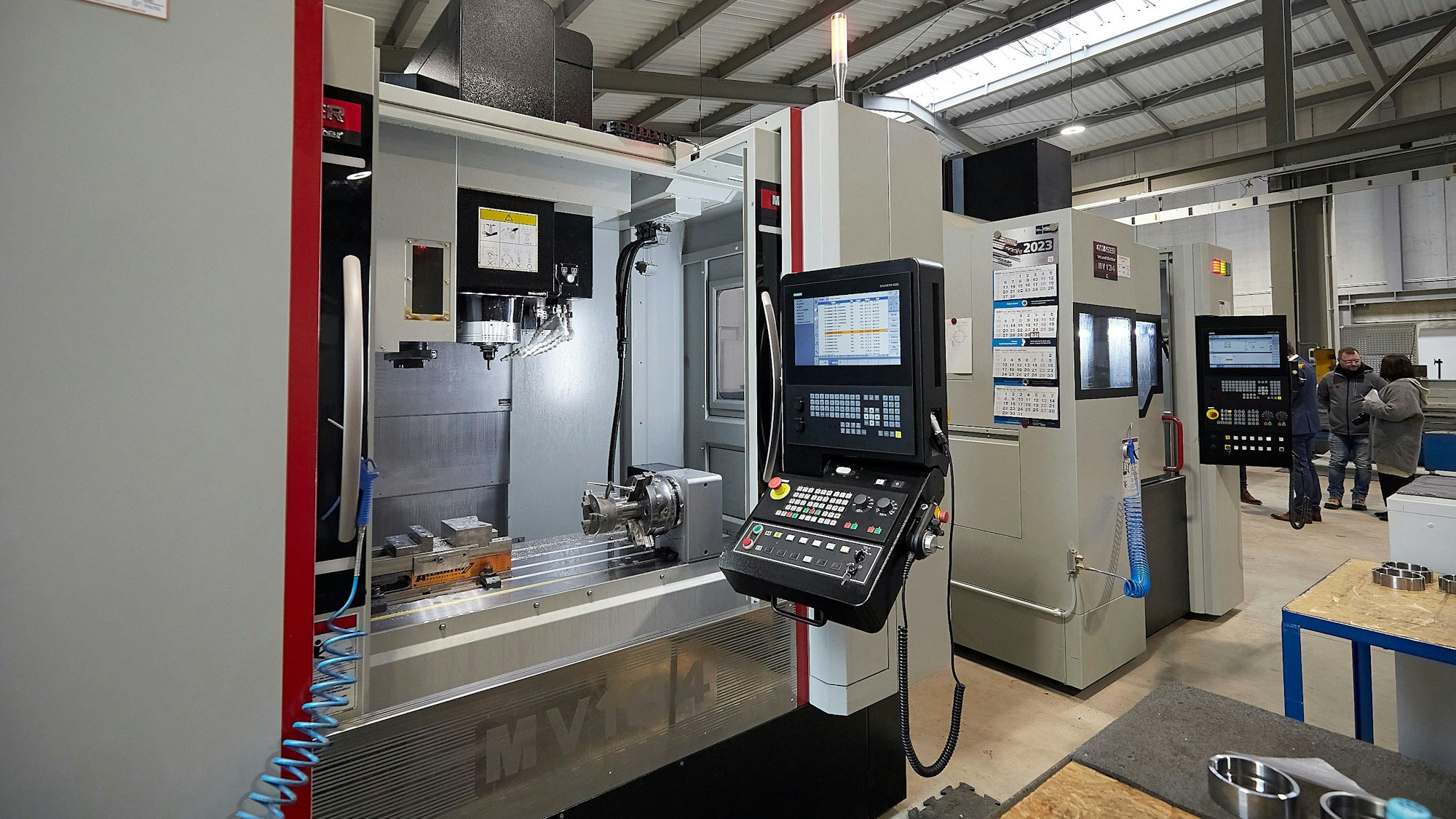 Während in einem Teil der Halle noch die Maschinen einziehen, wird in dem Rest bereits wieder produziert.