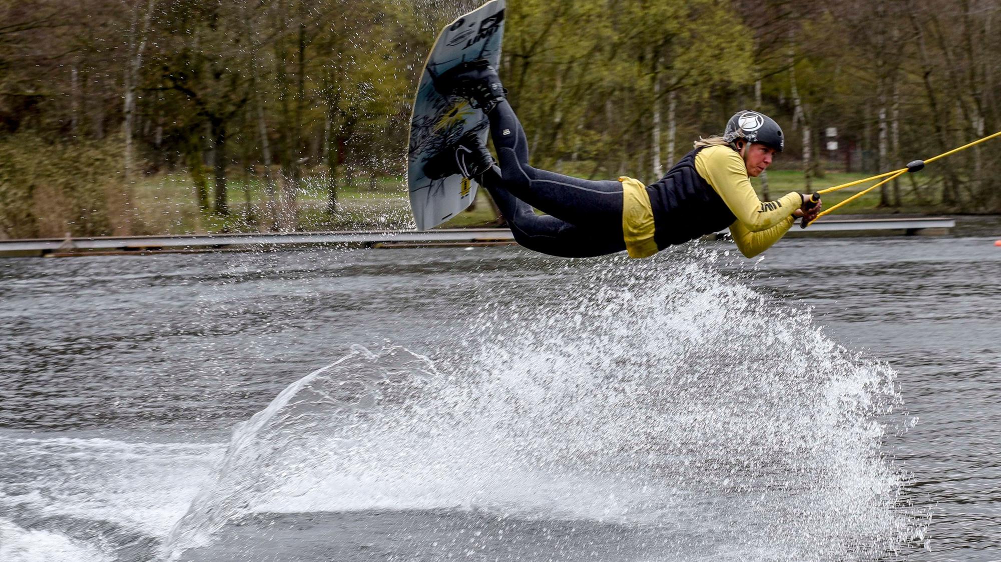 Das Bild zeigt Sportlerin Sabrina Zistig bei einem Sprung mit dem Wakeboard auf dem Bleibtreusee.