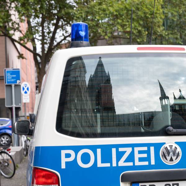 Köln: Der Dom spiegelt sich in einem Fenster eines Polizeifahrzeuges. (Symbolbild)