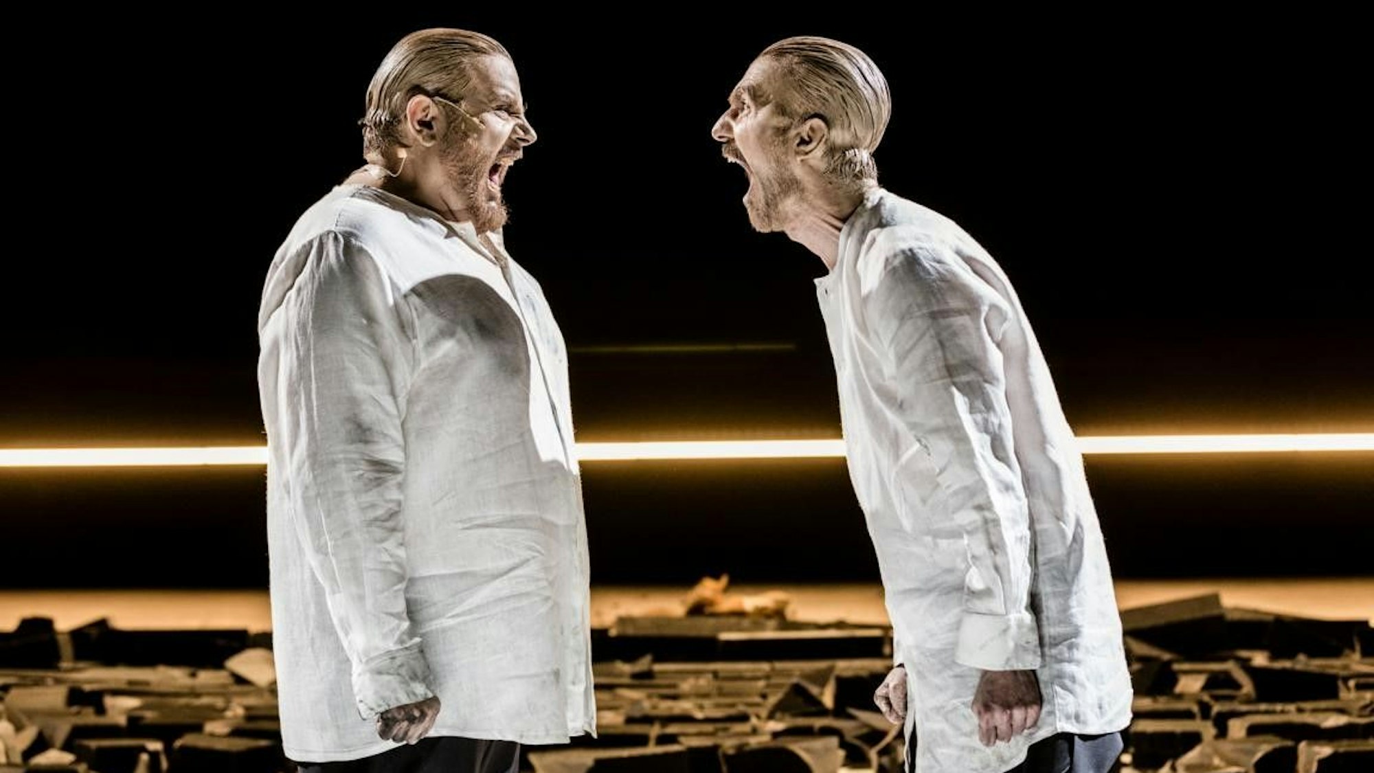 Es sind die Schauspieler auf der Bühne zu sehen.