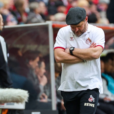 Es ist Steffen Baumgart im Stadion zu sehen.
