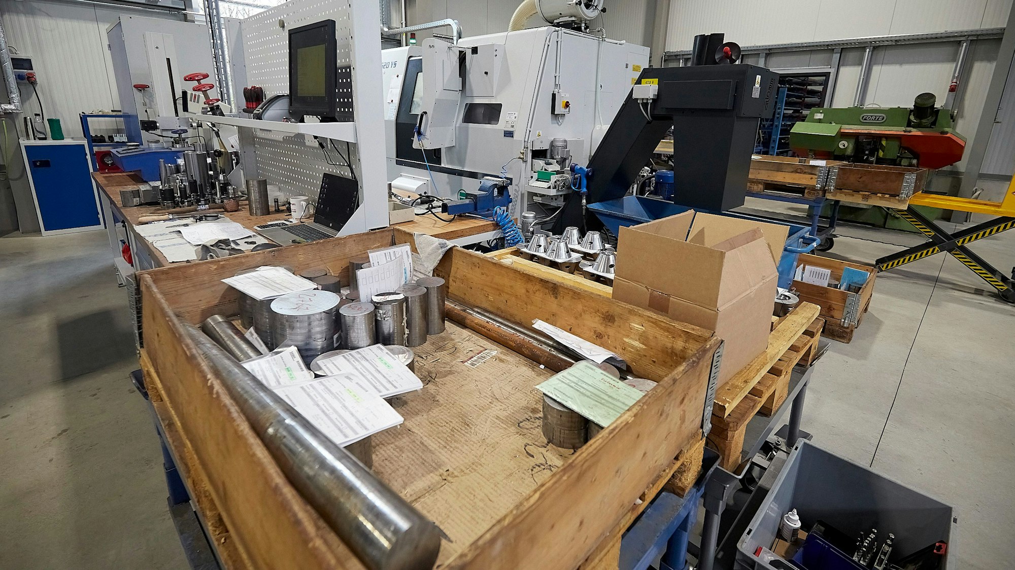 Moderne Maschinen bestimmen den Arbeitsalltag nun.