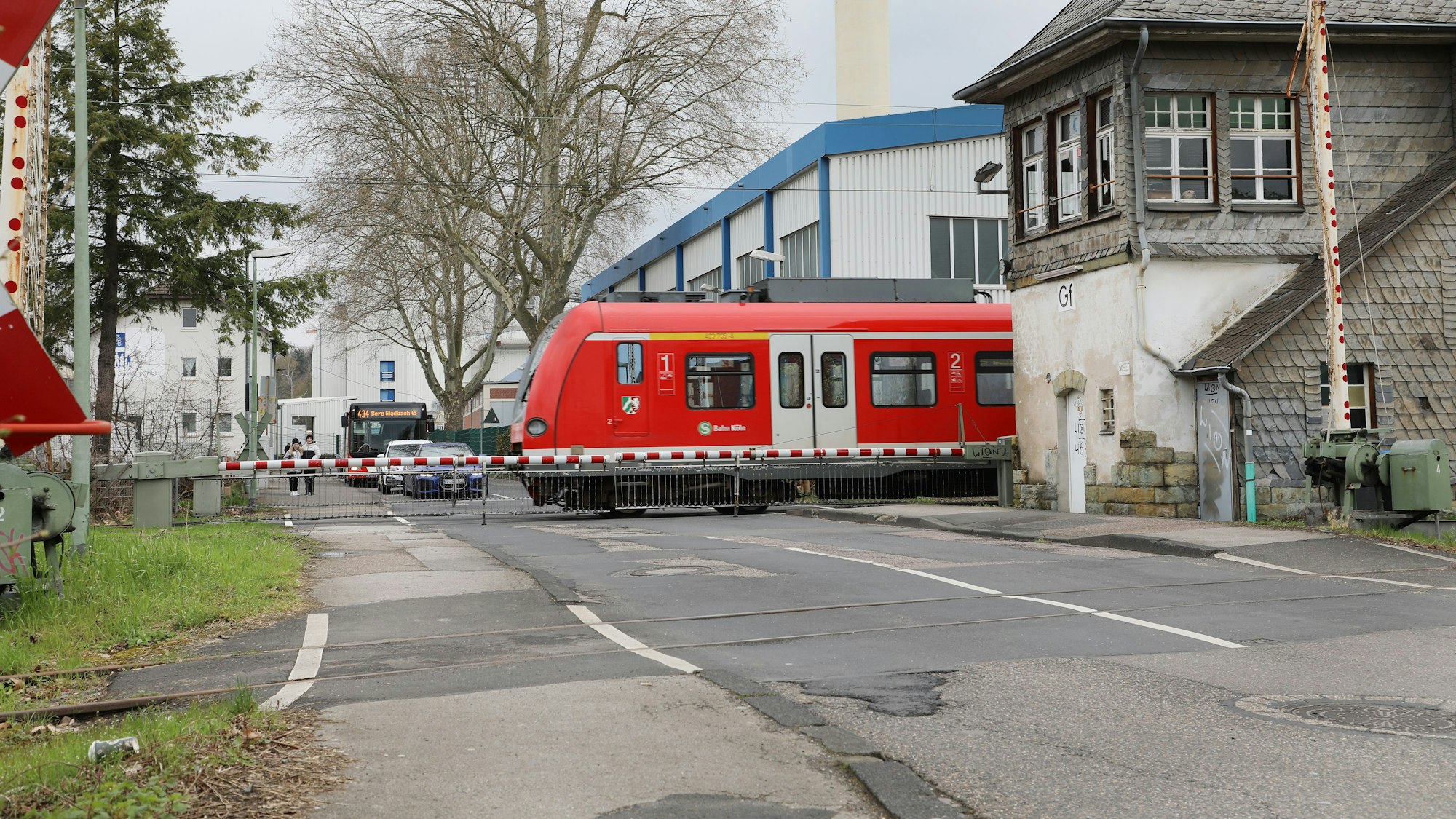 Eine S-Bahn fährt über einen Bahnübergang.