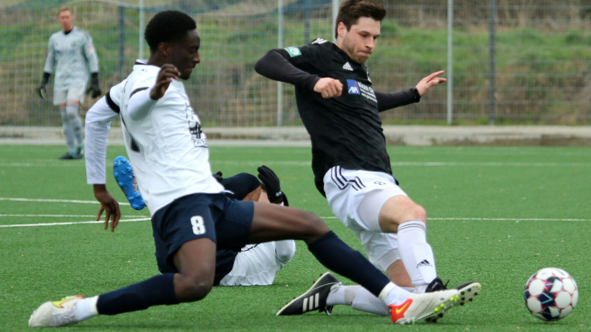 Grätschen zum Ball: Bessenichs Magloire Mbiyavanga und Nierfelds Jan Diederichs.
