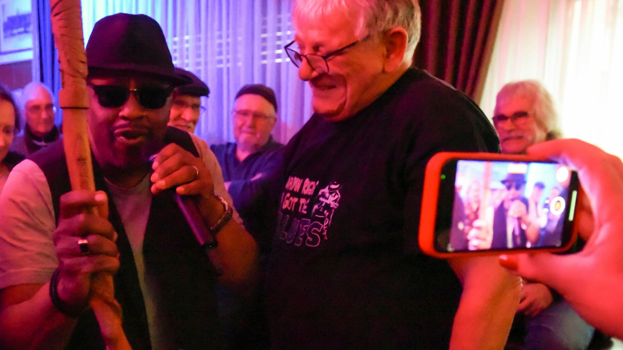 Das Bild zeigt den Musiker Larry Doc Watson und Konzertveranstalter Thomas Weber.