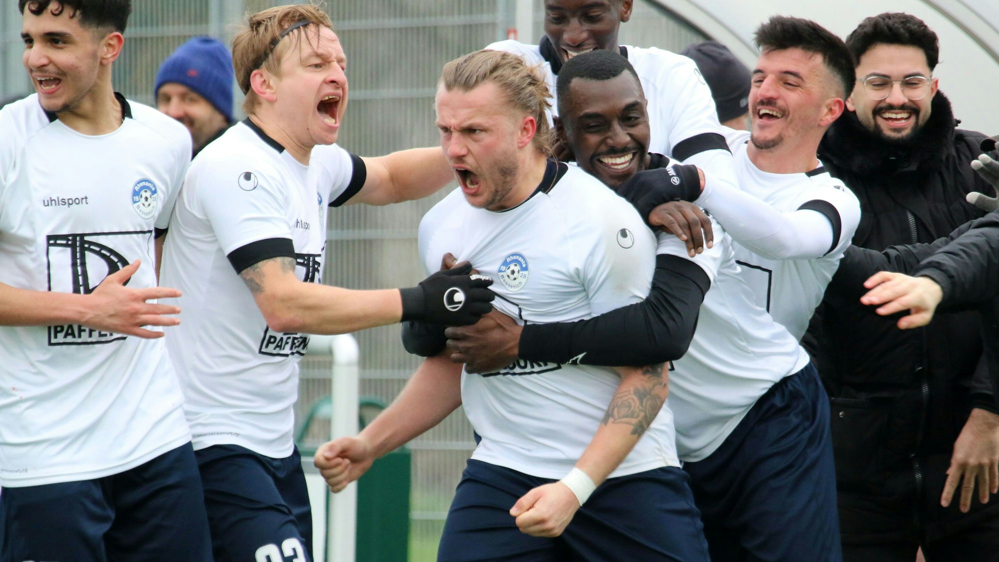 Kunstschuss aus der Kategorie erfolgreich: Marvin Iskra lässt sich dafür ausgiebig feiern.