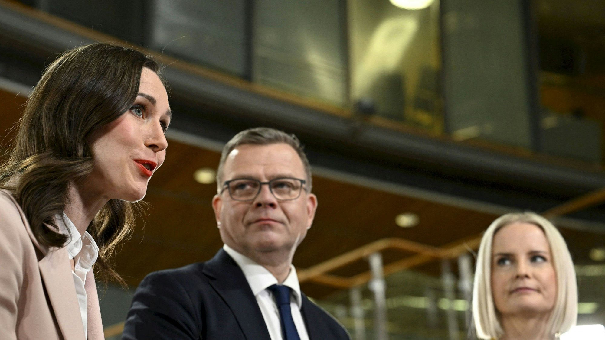 Sozialdemokratin und Premierministerin Sanna Marin mit Herausforderern Petteri Orpo und Rikka Purra