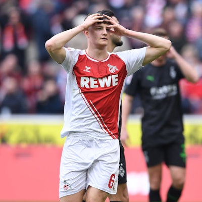 Die Fußballer sind auf dem Feld zu sehen.