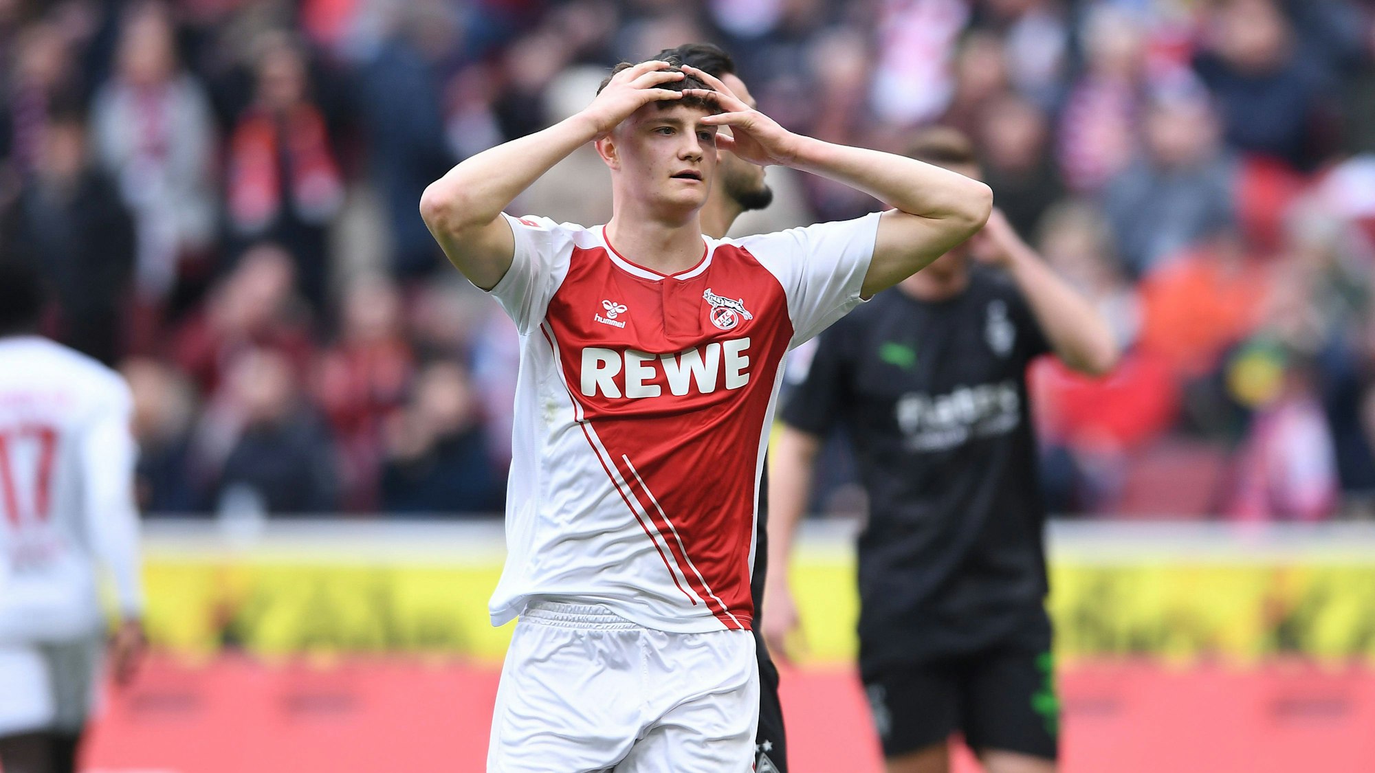 Die Fußballer sind auf dem Feld zu sehen.