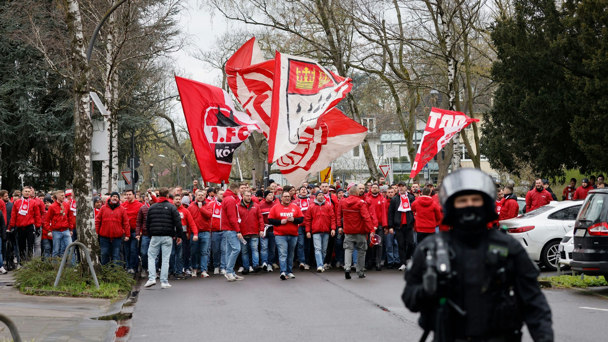 Mehrere Hundert Fans des 1. FC Köln ziehen vor dem Revierderby begleitet von Einsatzkräften der Polizei in einem Fanmarsch zum Stadion.