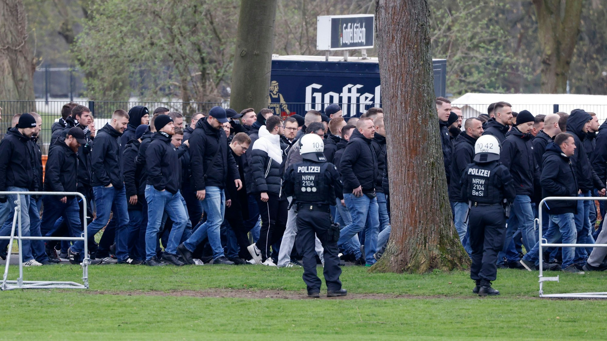 Gladbacher Fans vor dem Bundesligaspiel 1. FC Köln - Borussia Mönchengladbach in Köln.