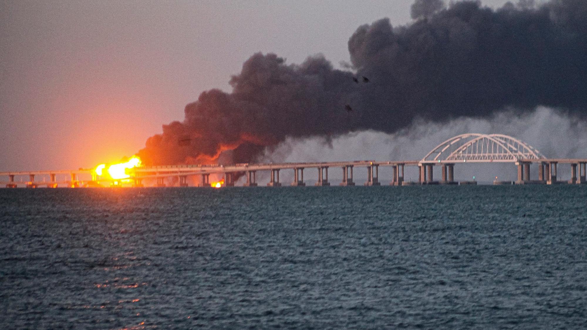 Von Russland illegal errichtet: Die Brücke von Kertsch, hier bei einem ukrainischen Angriff am 8. Oktober.