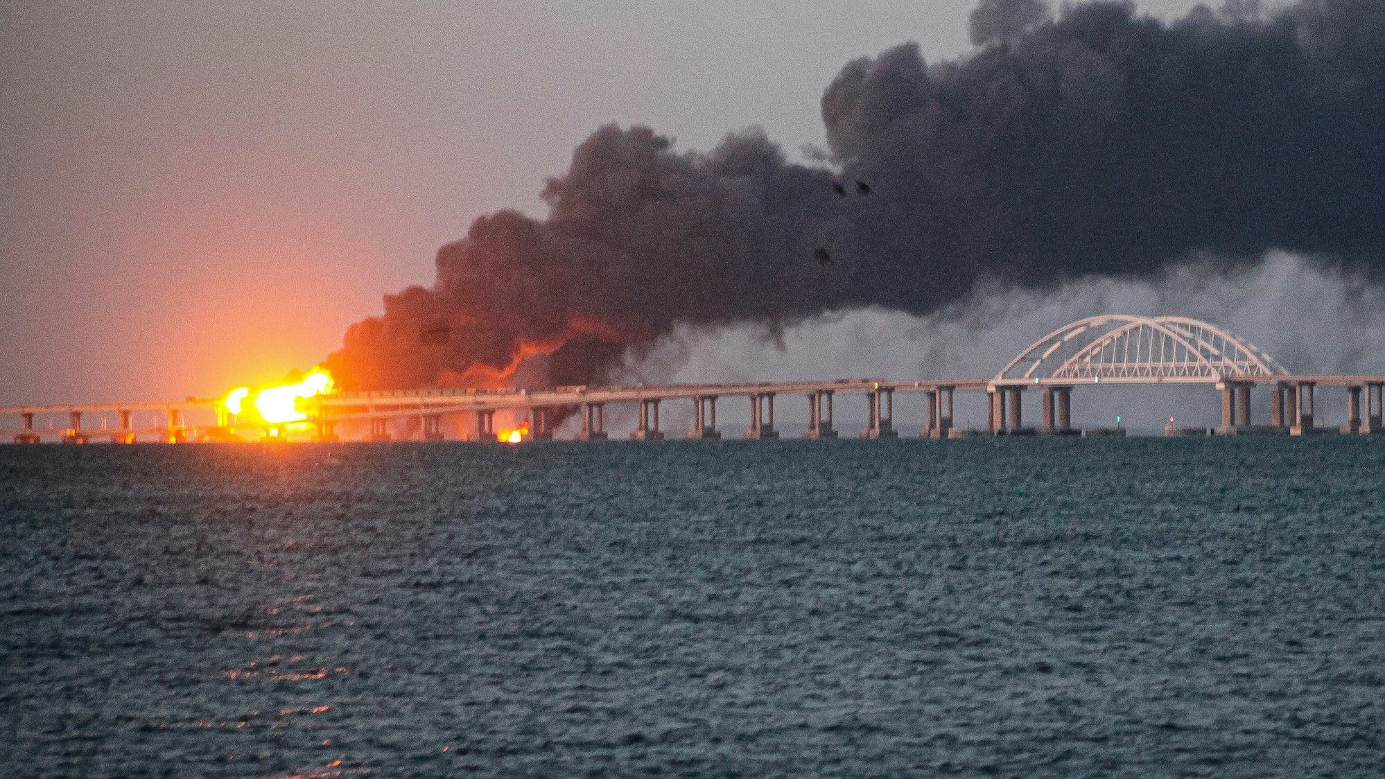 Von Russland illegal errichtet: Die Brücke von Kertsch, hier bei einem ukrainischen Angriff am 8. Oktober.