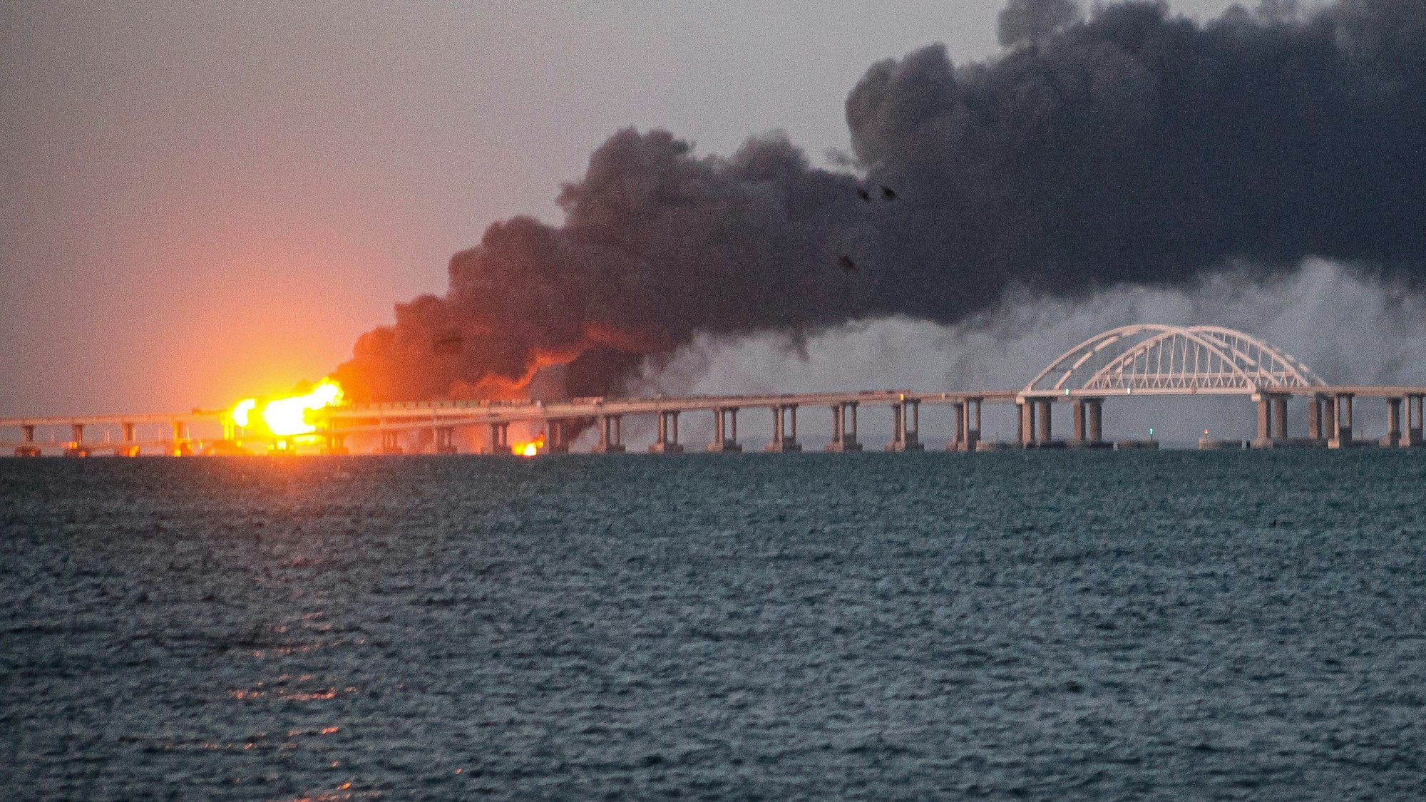 Von Russland illegal errichtet: Die Brücke von Kertsch, hier bei einem ukrainischen Angriff am 8. Oktober.