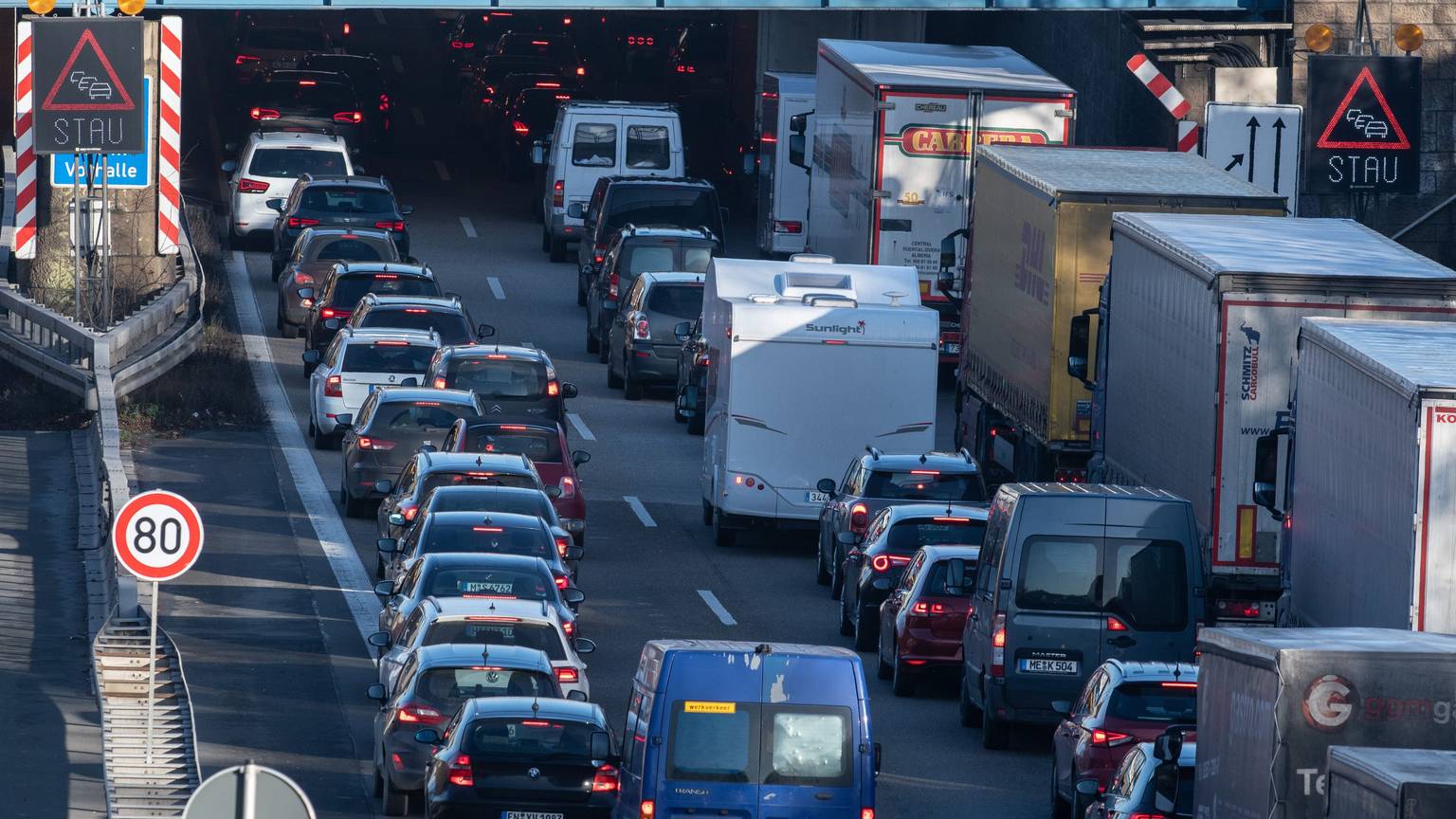 20.12.2021, Nordrhein-Westfalen, Hagen: Fahrzeuge stauen sich bei Hagen auf der A1. Die Autobahn zählt in diesem Bereich zu den zehn stauanfälligsten Autobahn-Strecken 2022 in Nordrhein-Westfalen. (zu dpa-Korr "Die Top 10 der NRW-Autobahnbaustellen mit höchstem Staurisiko 2022") Foto: Bernd Thissen/dpa +++ dpa-Bildfunk +++