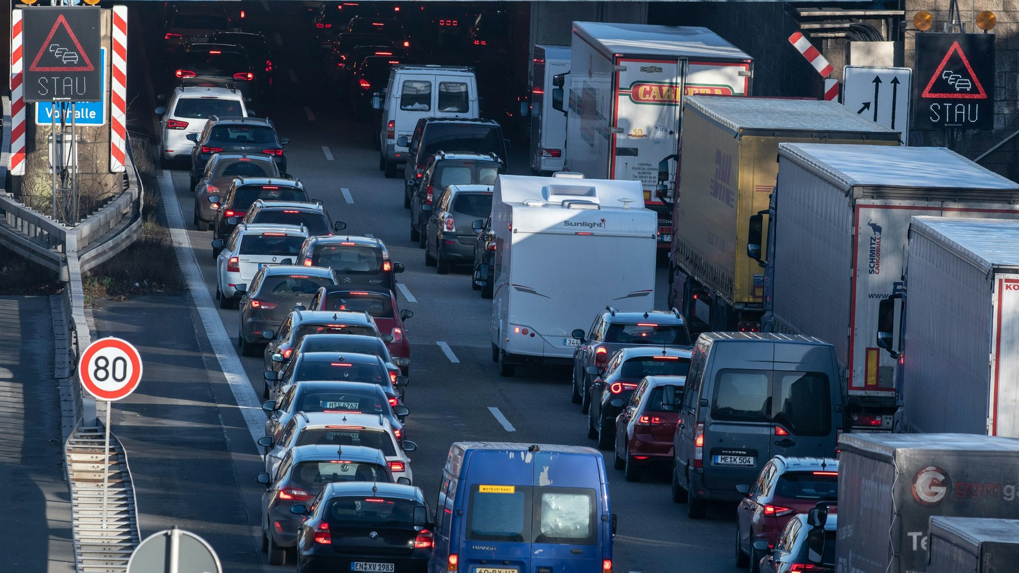 20.12.2021, Nordrhein-Westfalen, Hagen: Fahrzeuge stauen sich bei Hagen auf der A1. Die Autobahn zählt in diesem Bereich zu den zehn stauanfälligsten Autobahn-Strecken 2022 in Nordrhein-Westfalen. (zu dpa-Korr "Die Top 10 der NRW-Autobahnbaustellen mit höchstem Staurisiko 2022") Foto: Bernd Thissen/dpa +++ dpa-Bildfunk +++