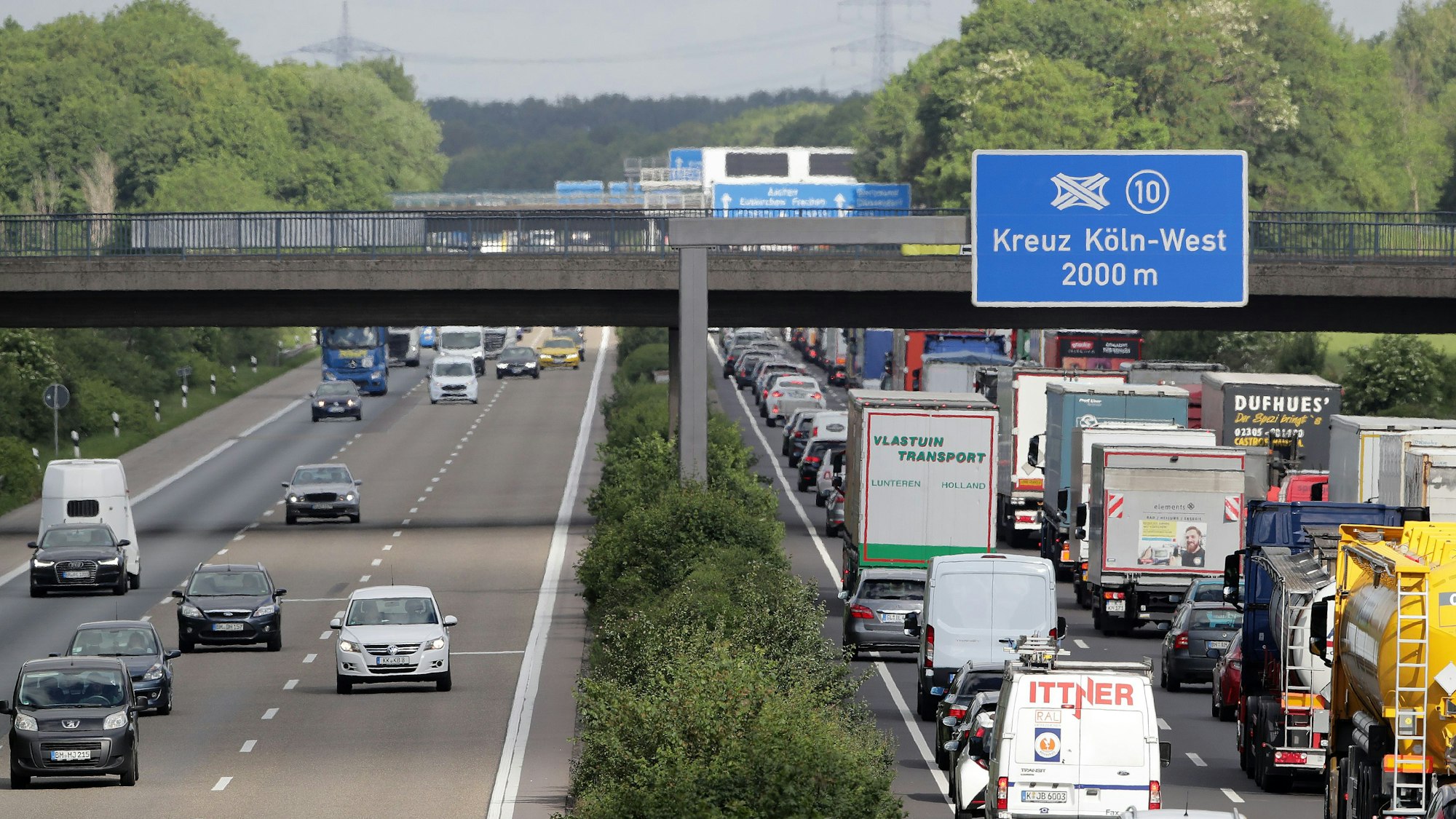 Stau auf der A4 bei Köln. Am Kreuz Köln-West ist es am Sonntagnachmittag zu einem tödlichen Unfall gekommen. (Symbolbild)