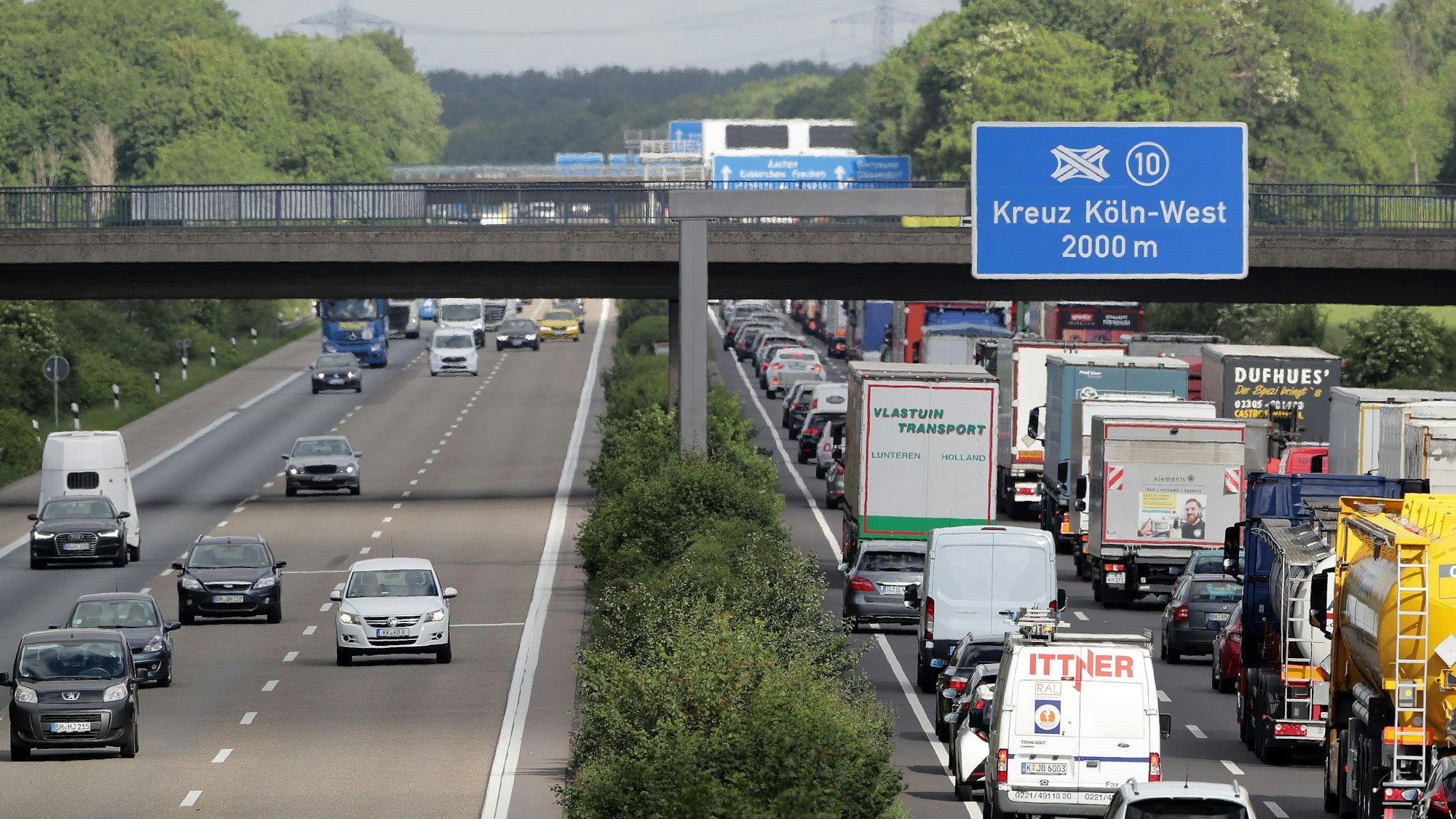 Autobahn A4
Stau zwischen Klettenberg und Autobahnkreuz Köln West Fahrtrichtung Aachen
liegengebliebener LKW
Herbert Bucco
12.05.2020