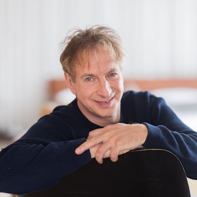 ARCHIV - 20.03.2023, Nordrhein-Westfalen, Köln: Ingolf Lück, Schauspieler, Moderator, Komiker, aufgenommen in einem Hotel. (zu dpa "Ingolf Lück verbindet eine lange Geschichte mit Langeoog") Foto: Rolf Vennenbernd/dpa +++ dpa-Bildfunk +++