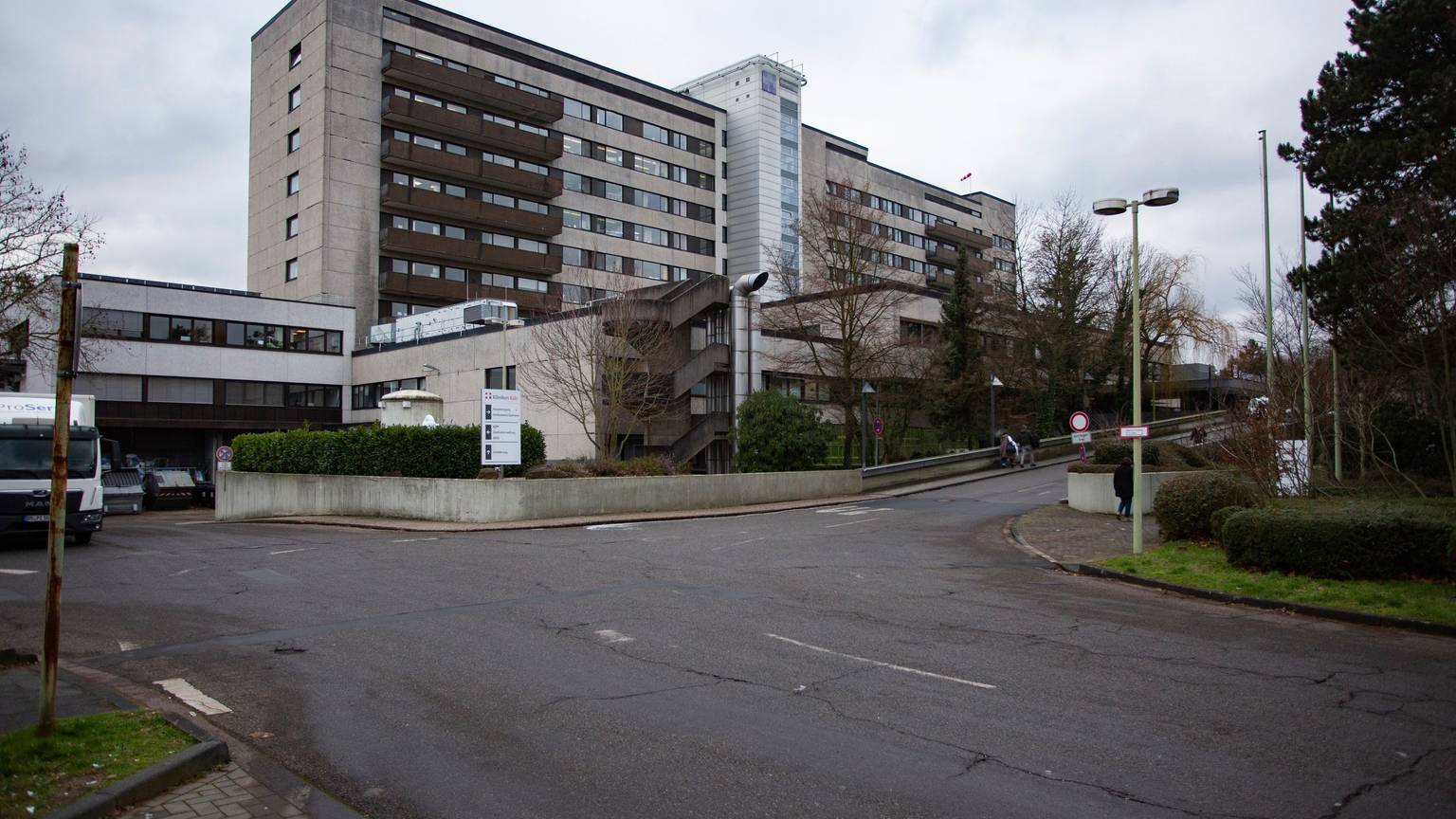 Das Krankenhaus Holweide, ein mehrstöckiges Gebäude aus Beton.