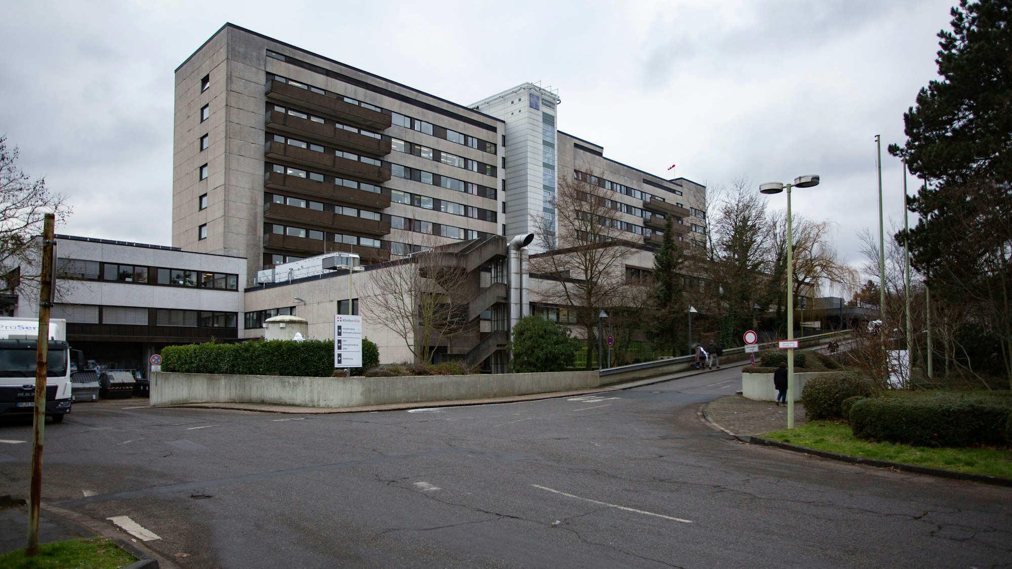 Das Krankenhaus Holweide, ein mehrstöckiges Gebäude aus Beton.