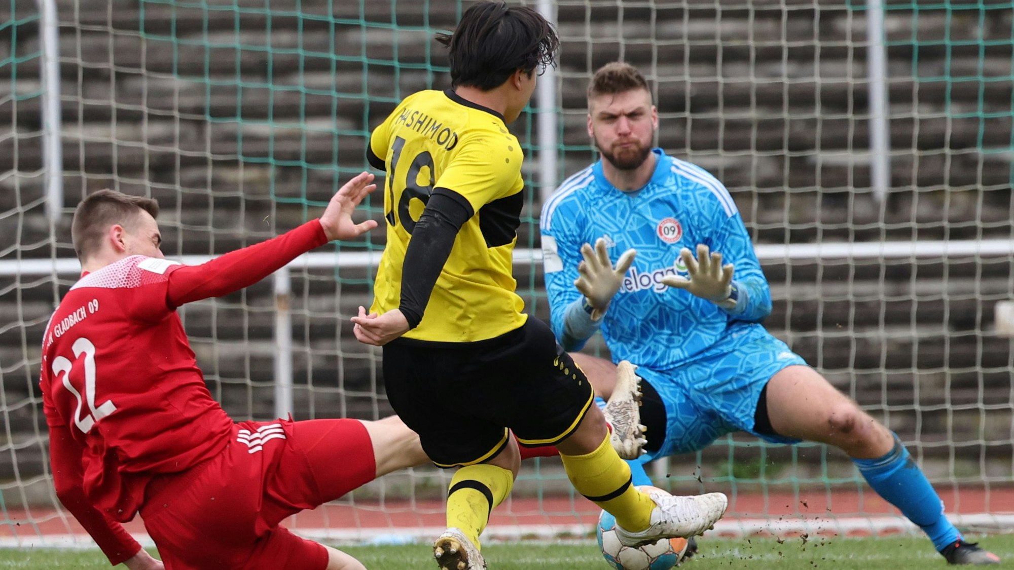 Tim Hechler hält einen Hokeppler Ball.
