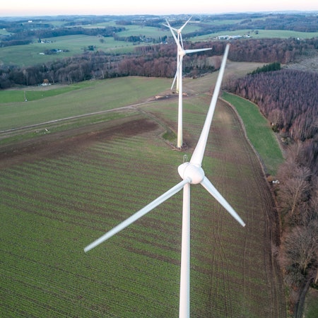 Windräder stehen in Lindlar auf einem Feld.