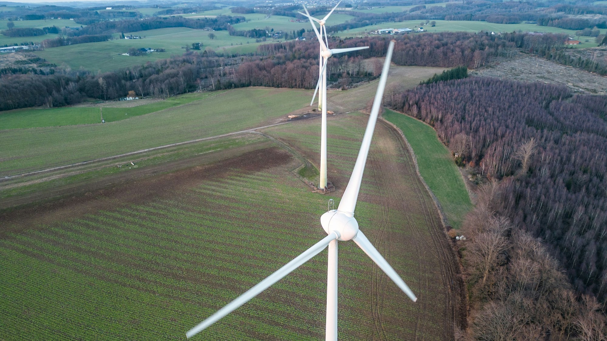 Windräder stehen in Lindlar auf einem Feld.