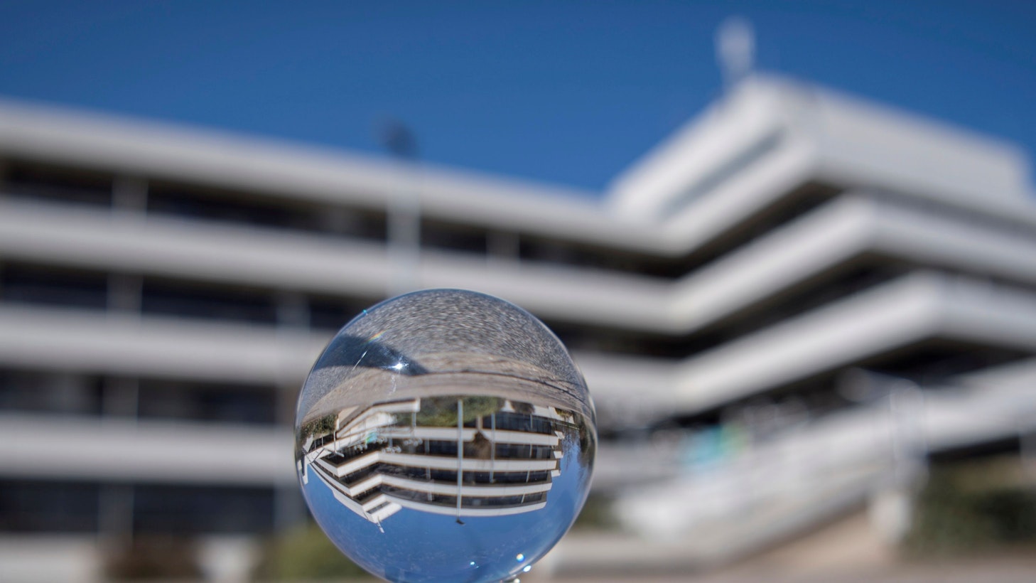 Eine Glaskugel steht vor einem Gebäude.