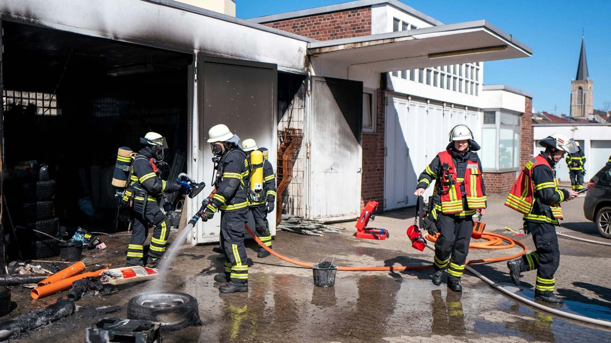 Feuerwehrleute löschen einen Brand in einer Garage in Euskirchen.