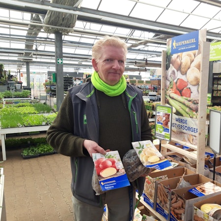 Das Bild zeigt Andreas Steckmann mit zwei Tüten Samen in der Hand.