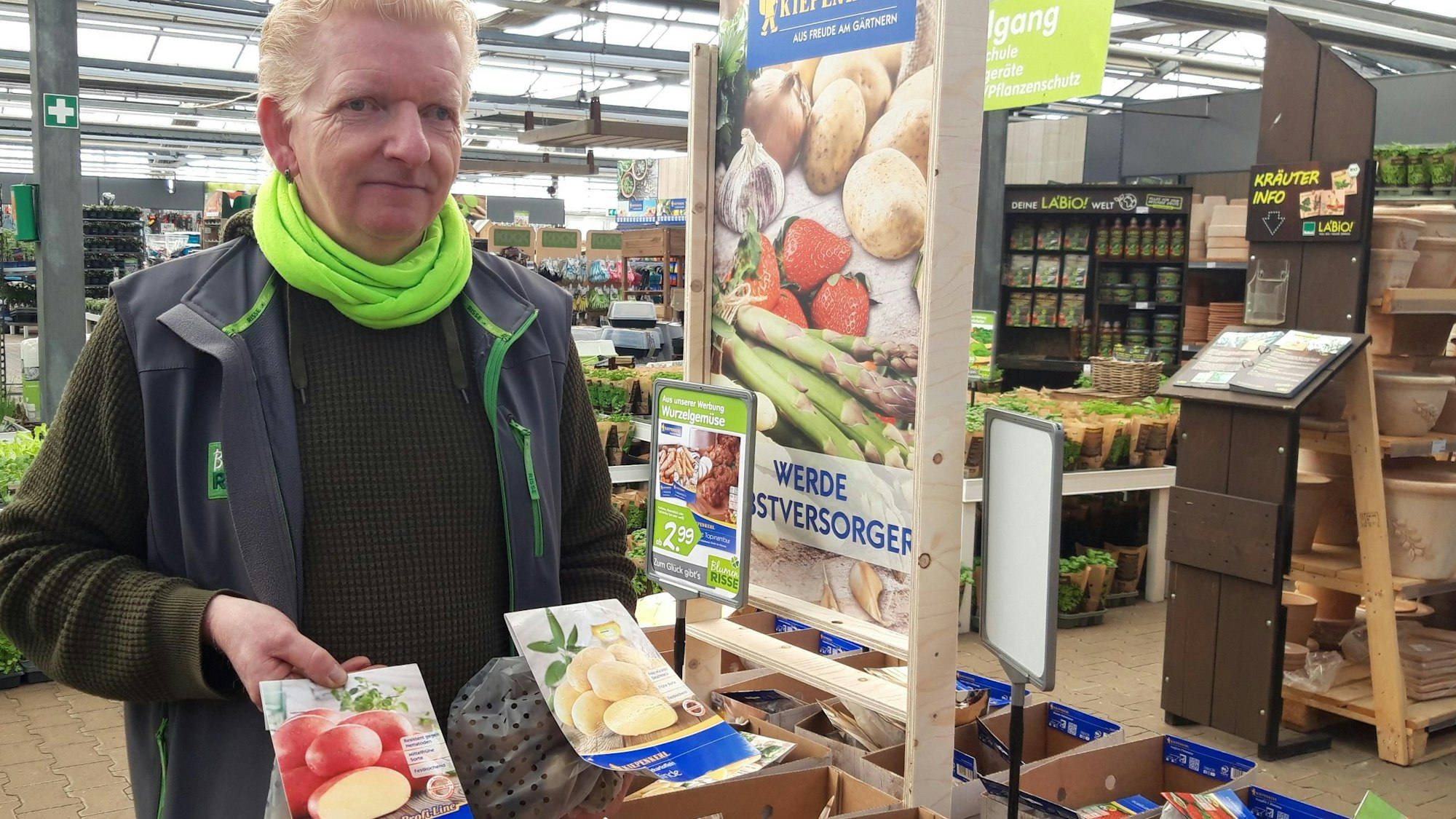 Das Bild zeigt Andreas Steckmann mit zwei Tüten Samen in der Hand.