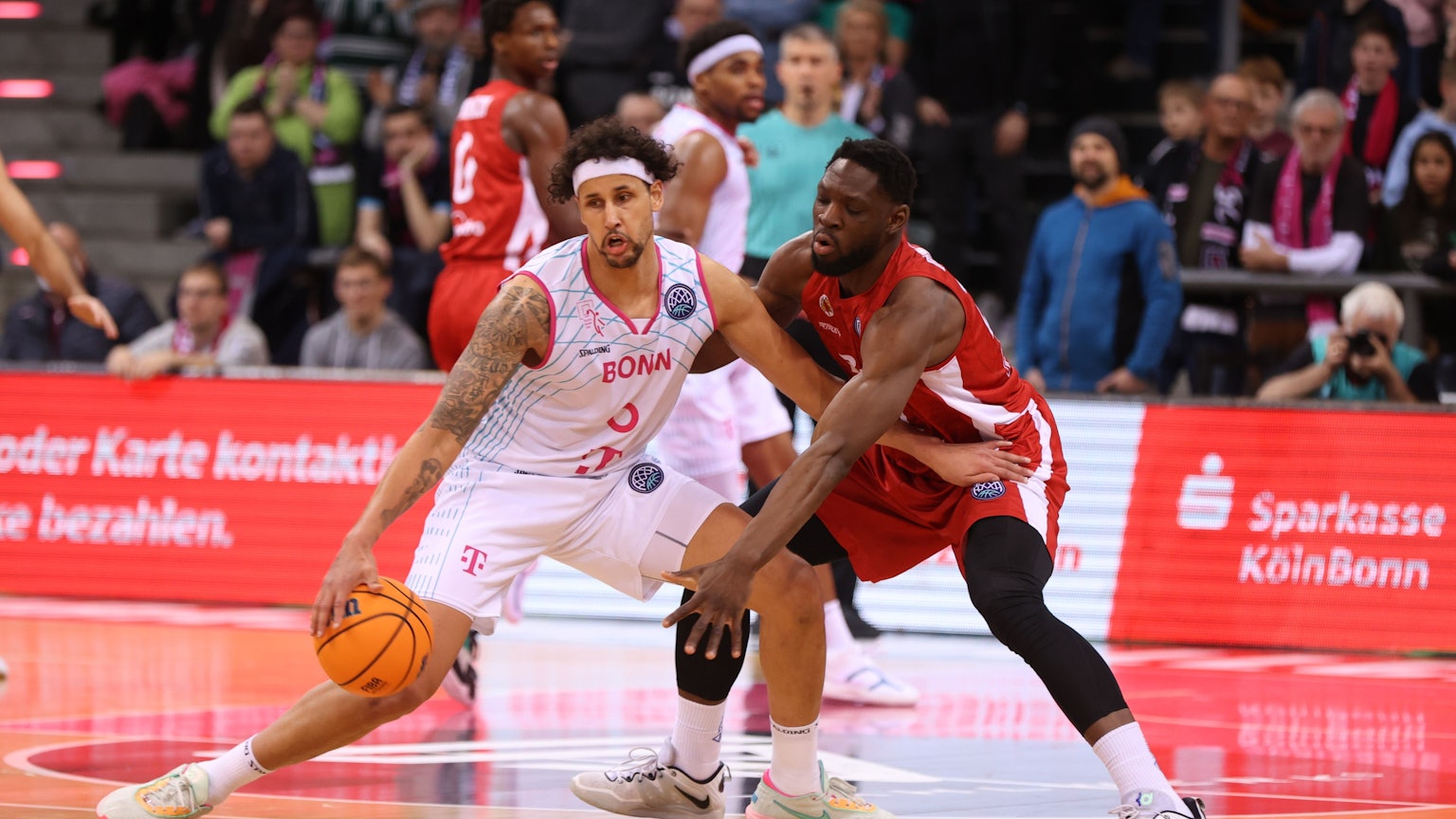 Michael Kessens (links) und die Telekom Baskets Bonn wollen ins Final-Four-Turnier einziehen.