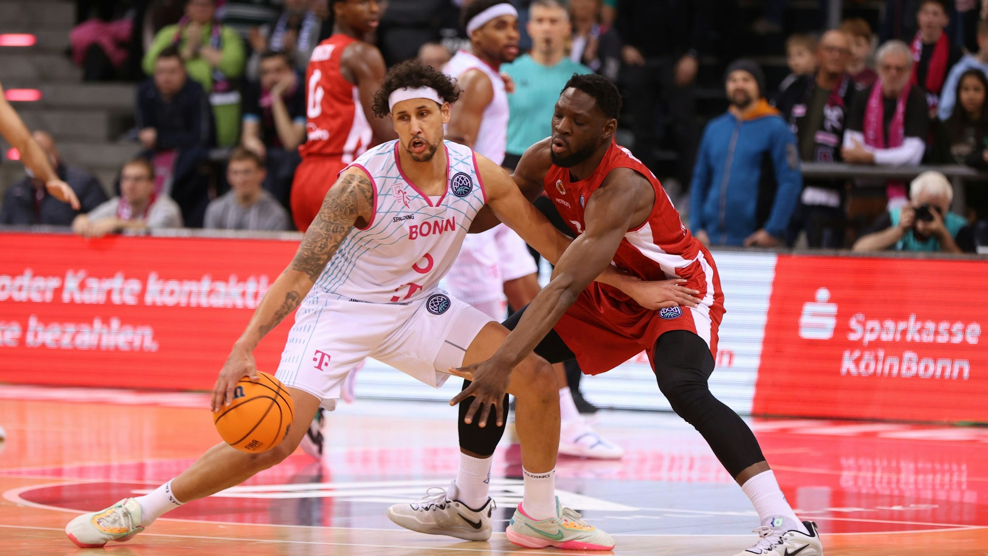Michael Kessens (links) und die Telekom Baskets Bonn wollen ins Final-Four-Turnier einziehen.