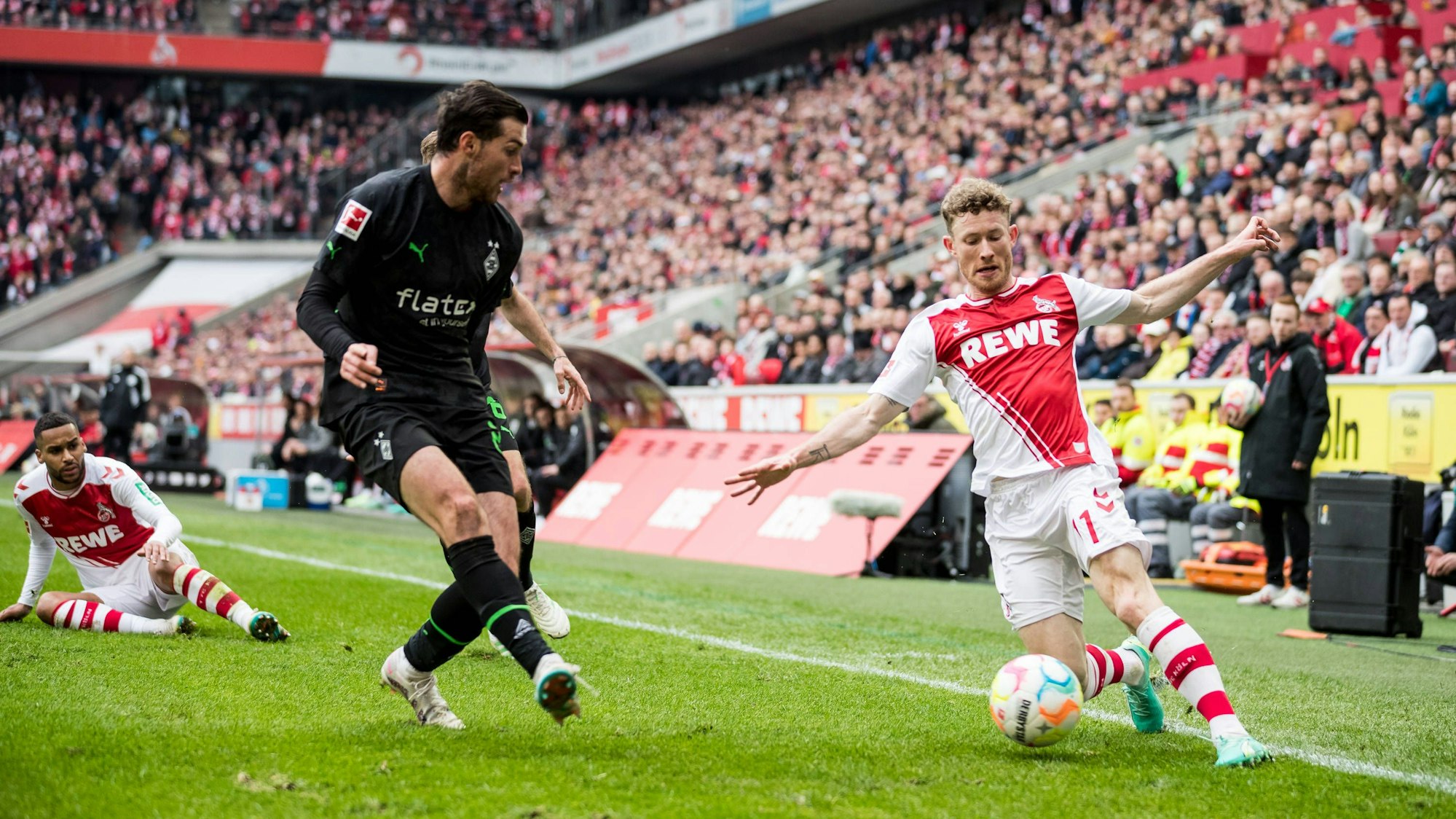 DFL 1. FC Koeln - Borussia Moenchengladbach, 02.04.2023 Nico Elvedi Borussia Moenchengladbach, 30, Florian Kainz 1. FC Koeln, 11 1. Fussball Bundesliga, 1. FC Koeln - Borussia Moenchengladbach, Koeln, Rheinenergiestadion DFL REGULATIONS PROHIBIT ANY USE OF PHOTOGRAPHS AS IMAGE SEQUENCES AND/OR QUASI-VIDEO. *** DFL 1 FC Koeln Borussia Moenchengladbach, 02 04 2023 Nico Elvedi Borussia Moenchengladbach, 30 , Florian Kainz 1 FC Koeln, 11 1 Football Bundesliga, 1 FC Koeln Borussia Moenchengladbach, Koeln, Rheinenergiestadion DFL REGULATIONS PROHIBIT ANY USE OF PHOTOGRAPHS AS IMAGE SEQUENCES AND OR QUASI VIDEO Copyright: xBEAUTIFULxSPORTS/Wunderlx