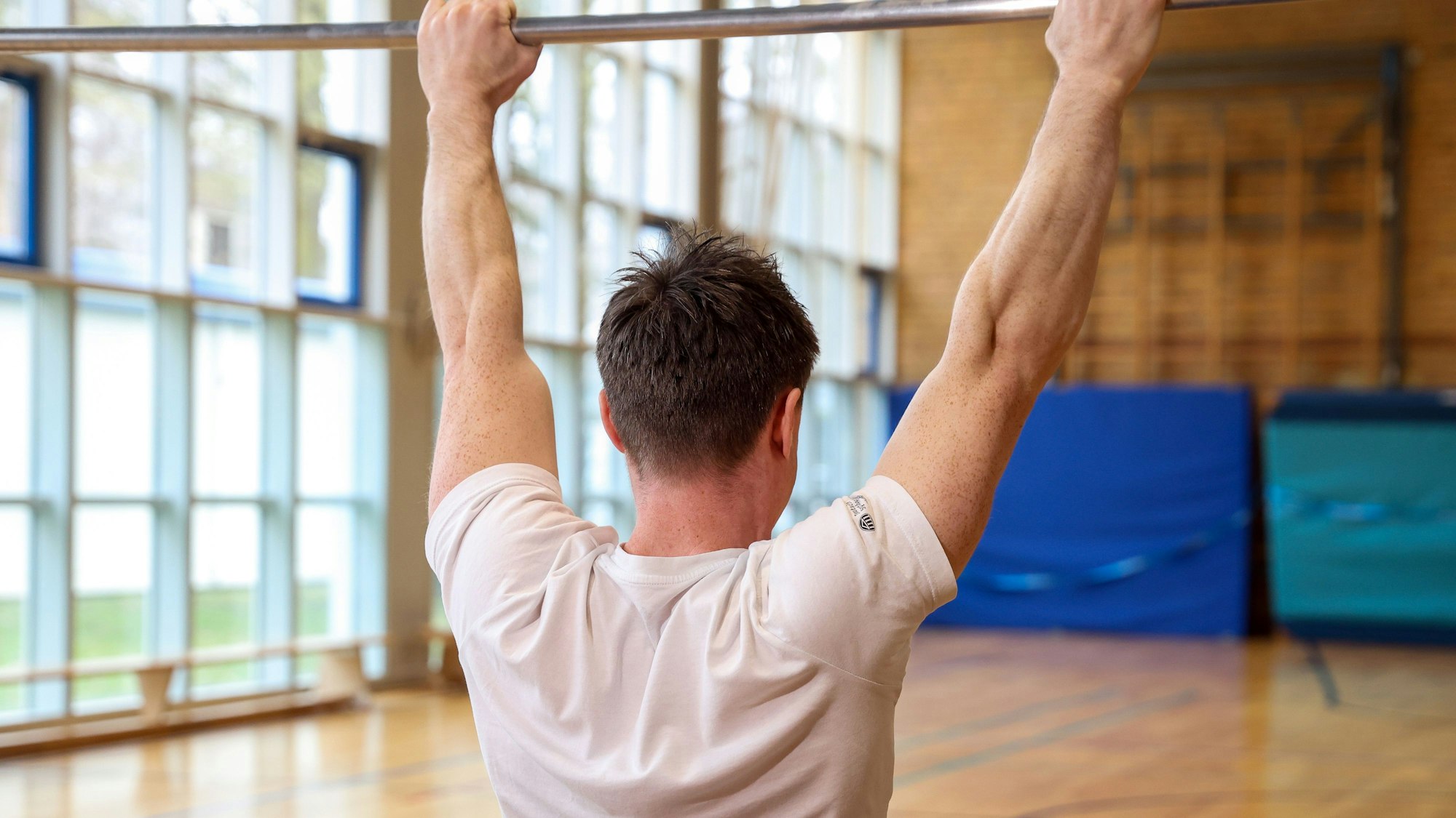 Jonas Rohleder zeigt eine Vorübung für den Klimmzug