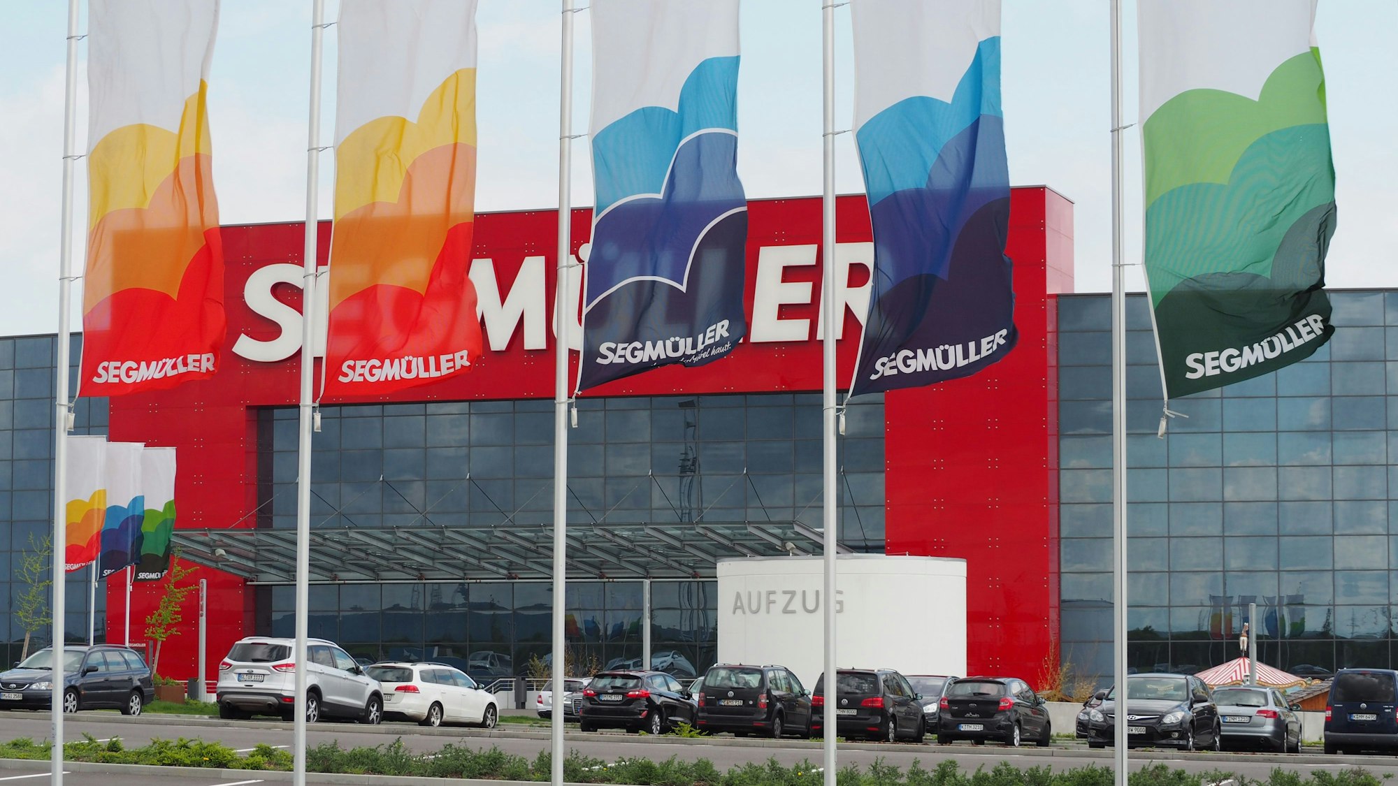 Auf dem Foto ist der Eingang des Möbelhauses Segmüller in Pulheim zu sehen.