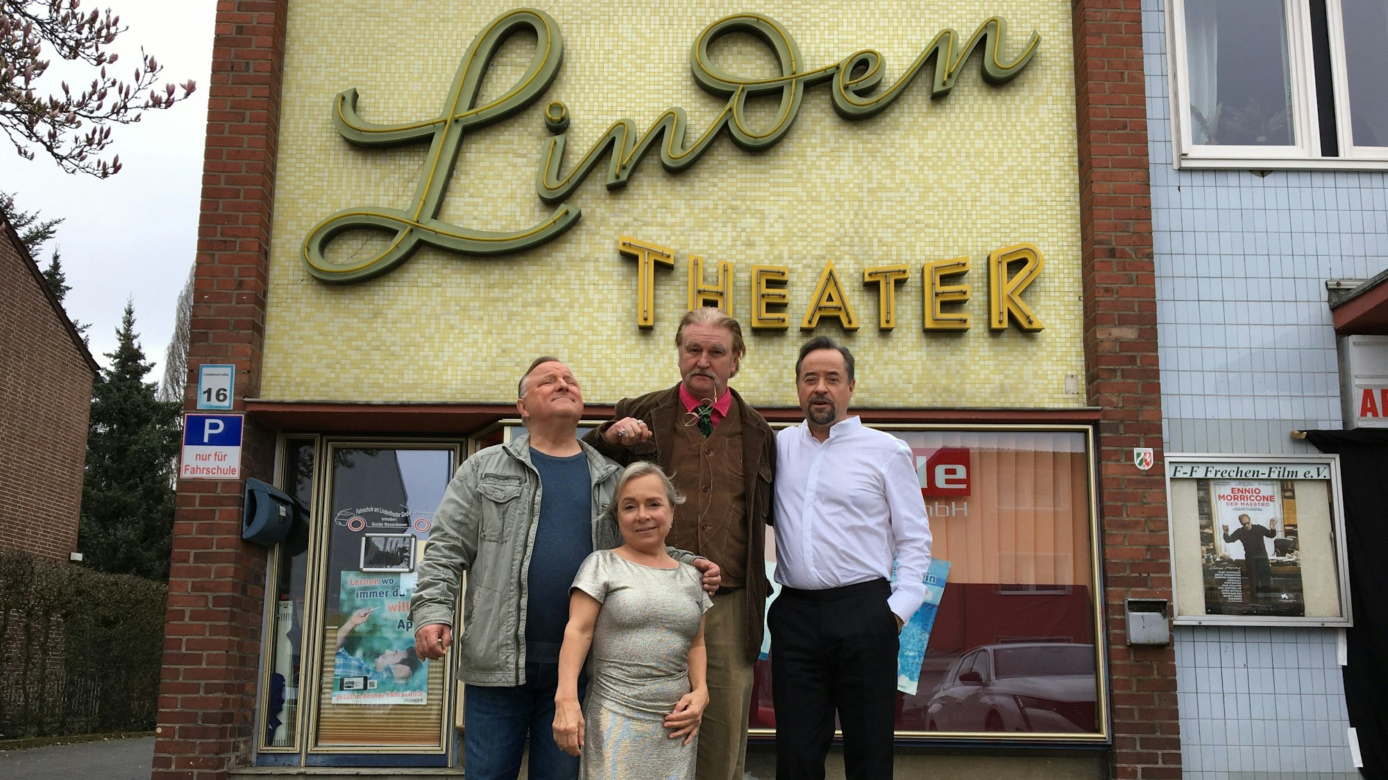 Die Schauspieler Axel Prahl, Christine Urspruch, Detef Buck und Jan Josef Liefers vor dem Lindentheater in Frechen.