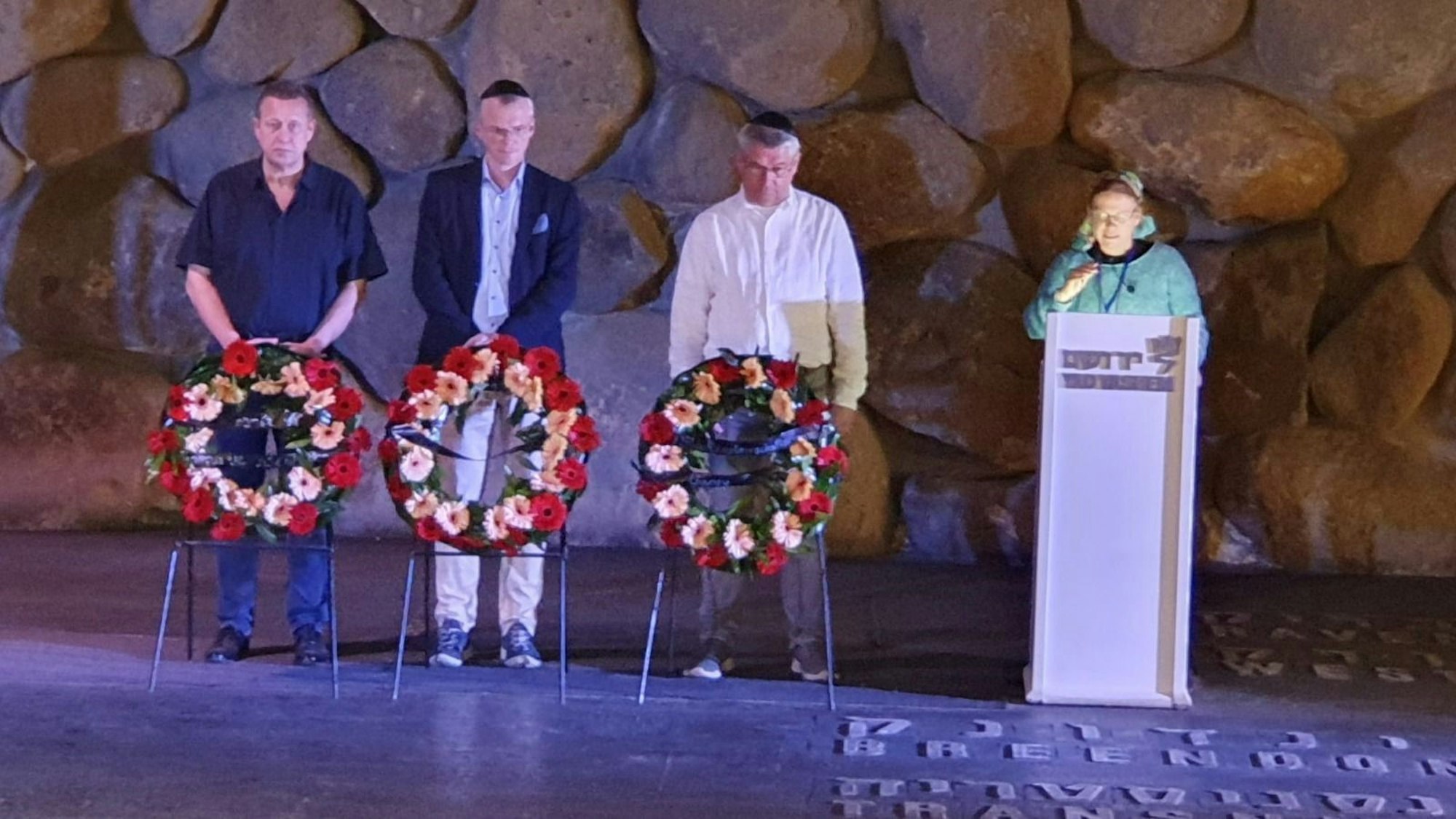 Kranzniederlegung in der Holocaust-Gedenkstätte Yad Vashem, (v. l.) Stefan Dekker, Bürgermeister Frank Stein und Lutz Urbach.