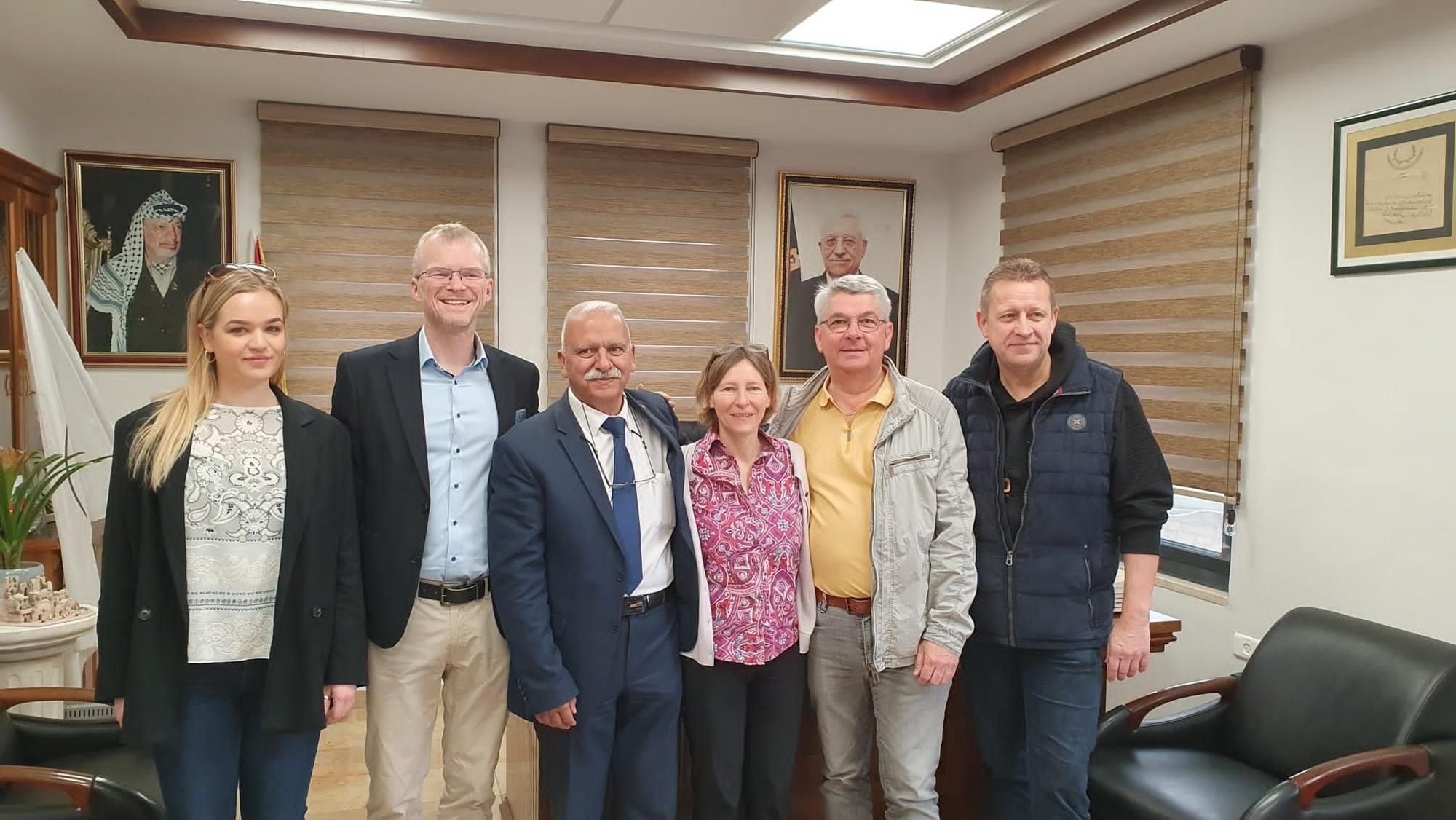 Beit Jalas Bürgermeister Issa Al Qassis (3.v.l.) begrüßte die Gladbacher Delegation mit Bürgermeister Frank Stein (2.v.l.), Lutz Urbach (2.v.r.), Stefan Dekker (r.) und Anne Linden.