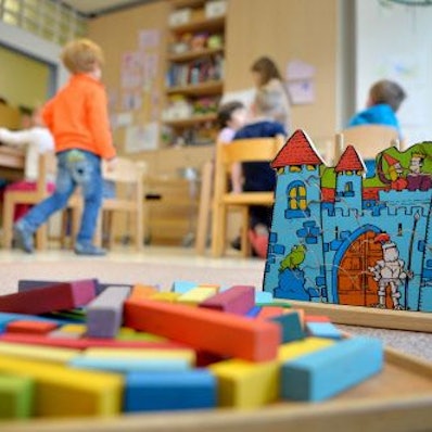 Kinder spielen in einer Kindertagesstätte