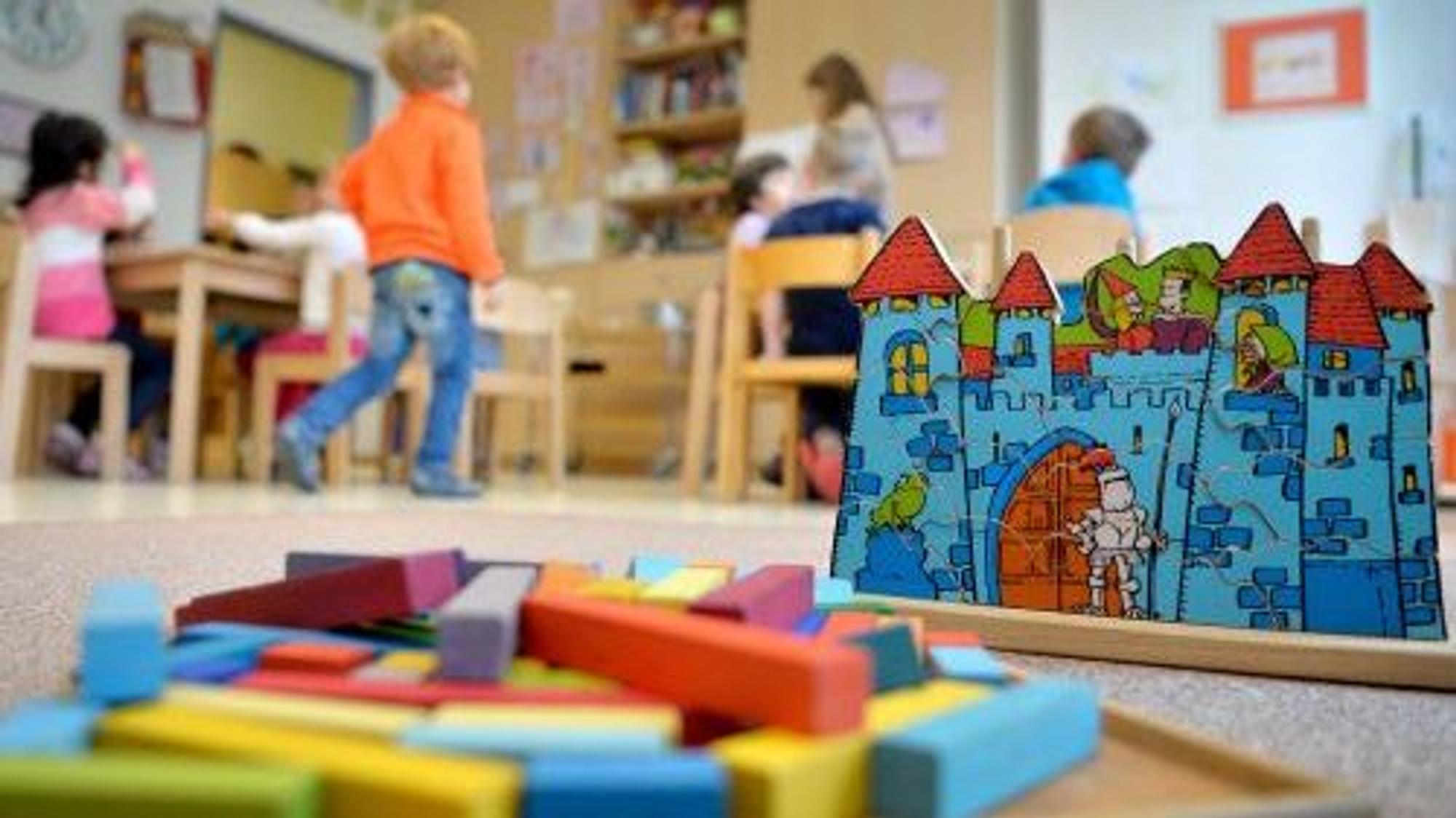 Kinder spielen in einer Kindertagesstätte
