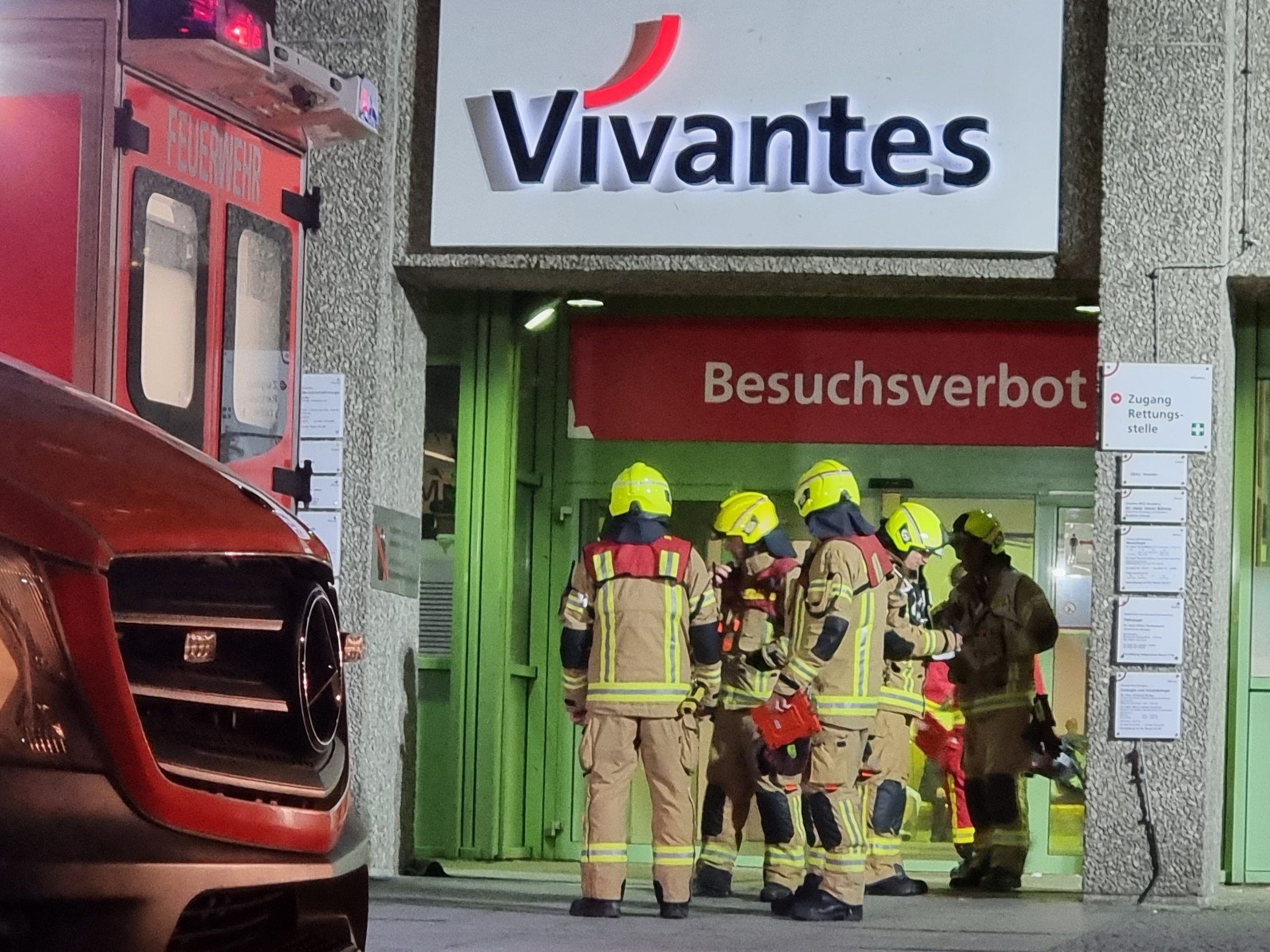 Feuerwehrleute sind am Klinikum am Urban im Einsatz. Bei dem Brand in einer Berliner Klinik sind drei Patienten und eine Krankenpflegerin schwer verletzt worden. Unter den Patienten ist eine Frau, die zum Zeitpunkt des Feuers in einem Aufzug festsaß und lebensgefährliche Verletzungen erlitt, wie die Feuerwehr in der Nacht zu Montag mitteilte.