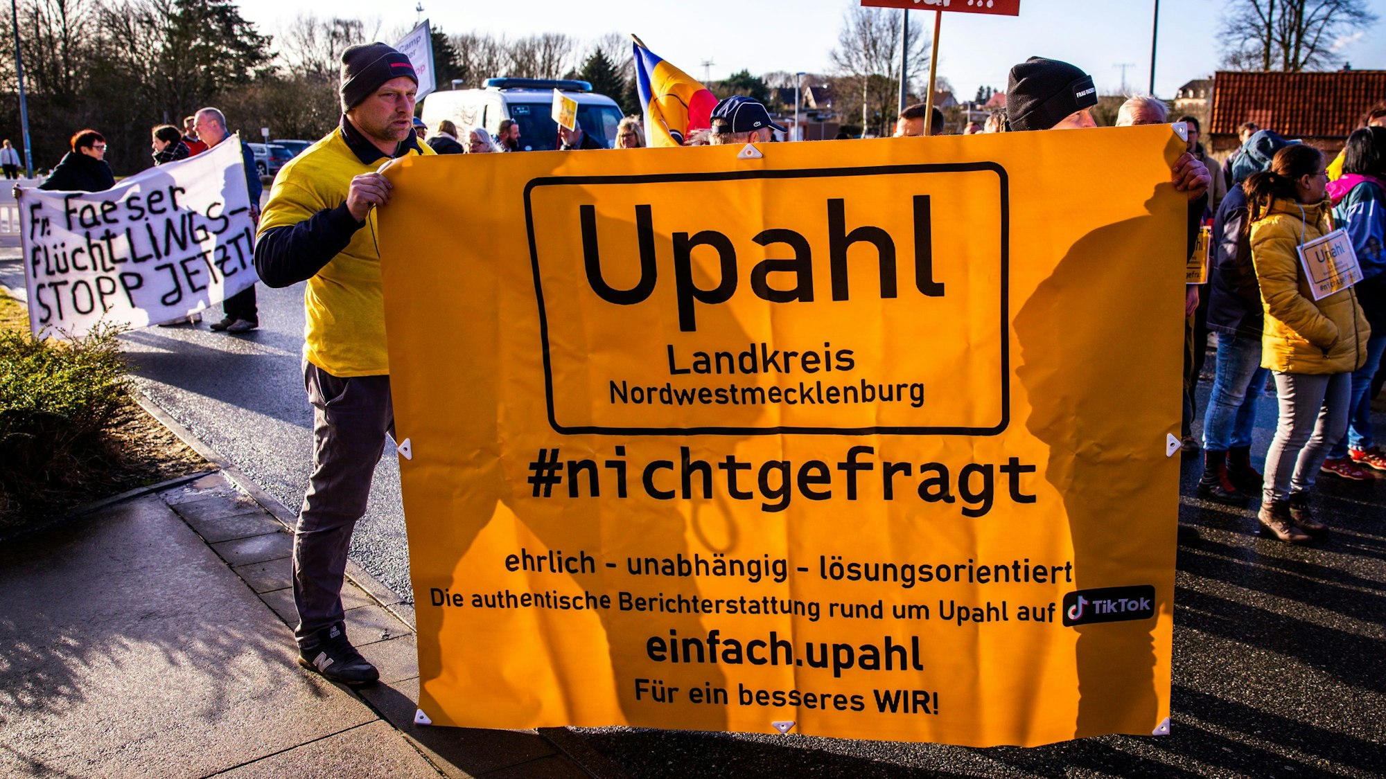 Gegner einer Flüchtlingsunterkunft im Ort Upahl protestieren vor dem Tagungsgebäude des Kreistages Nordwestmecklenburg unter dem Motto «Upahl sagt weiterhin NEIN!»