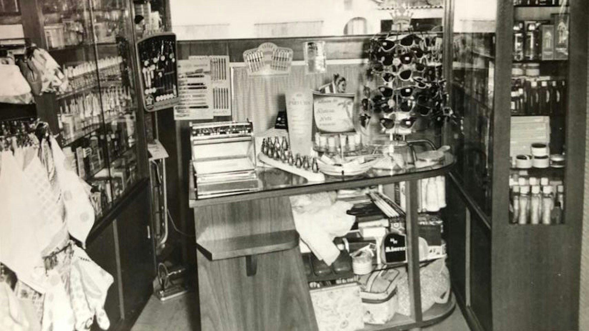 In einem Friseursalon stehen alte Friseurutensilien.